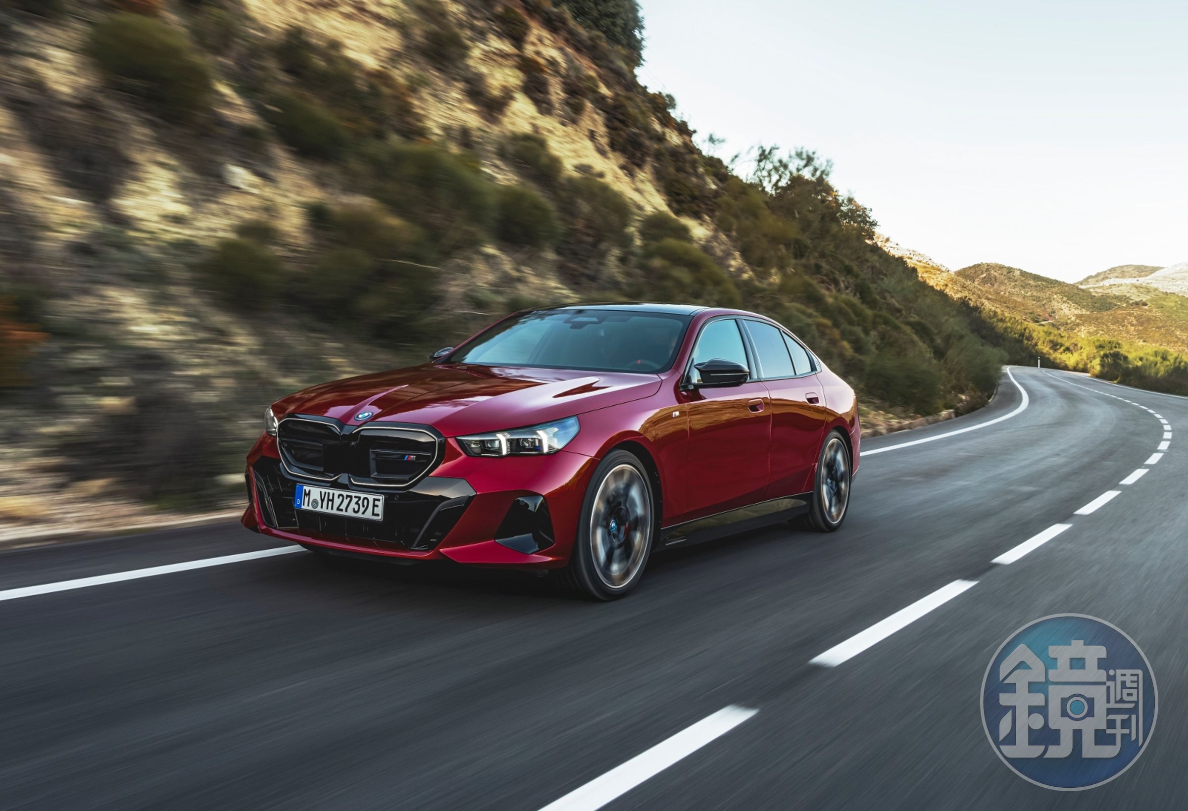 承襲電能M家族血緣的BMW i5 M60 xDrive擁有驚人的601匹最大馬力與820牛頓米的最大扭力，0-100km/h加速僅需3.8秒，結合xDrive智慧型可變四輪傳動系統、M電子防傾桿與M整合式後軸轉向系統，創造出靈活的動態駕馭體驗。
