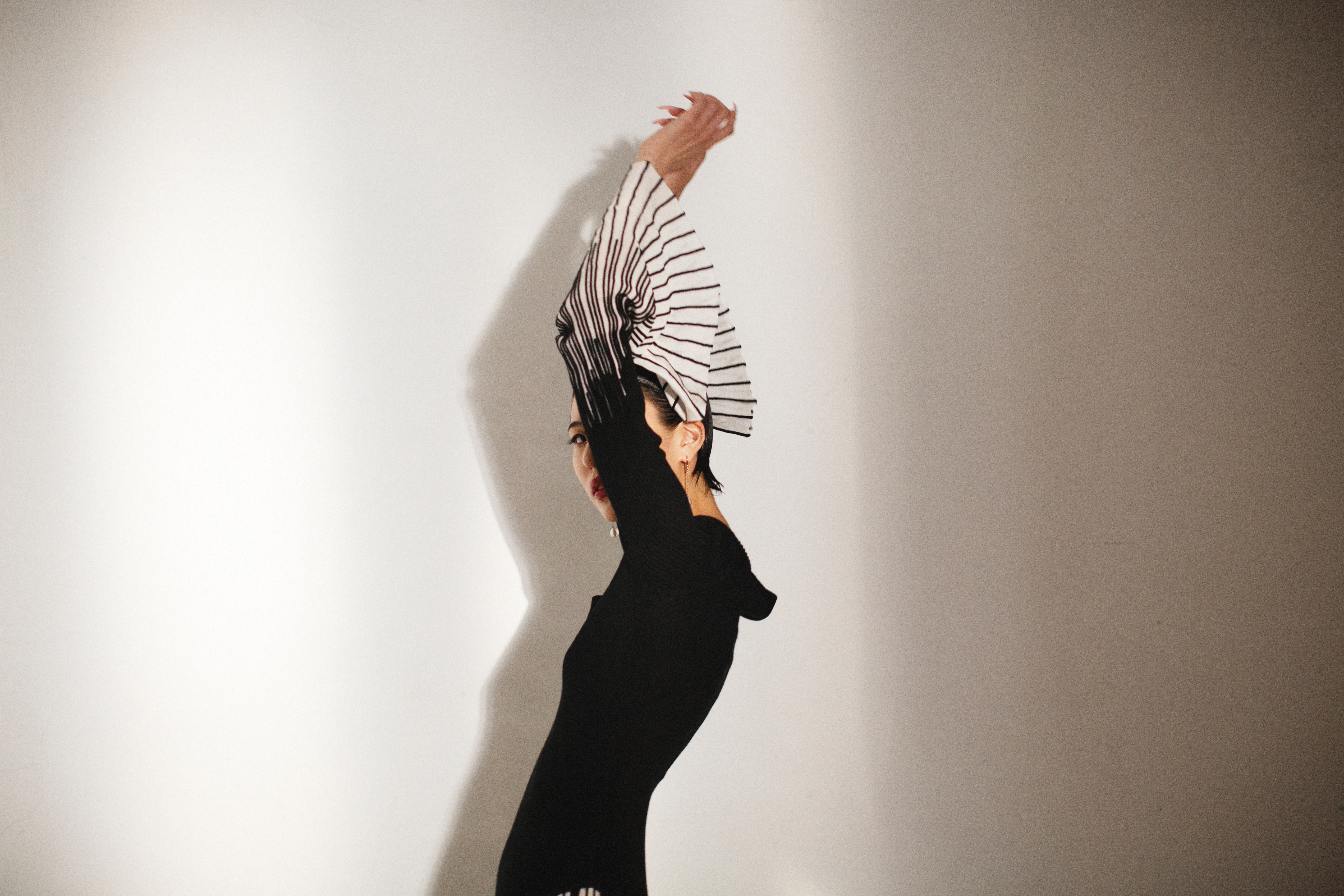 黑白條紋針織洋裝 價格店洽／Darcey透明玻璃珠耳環 NT$17,400 All by Chloé