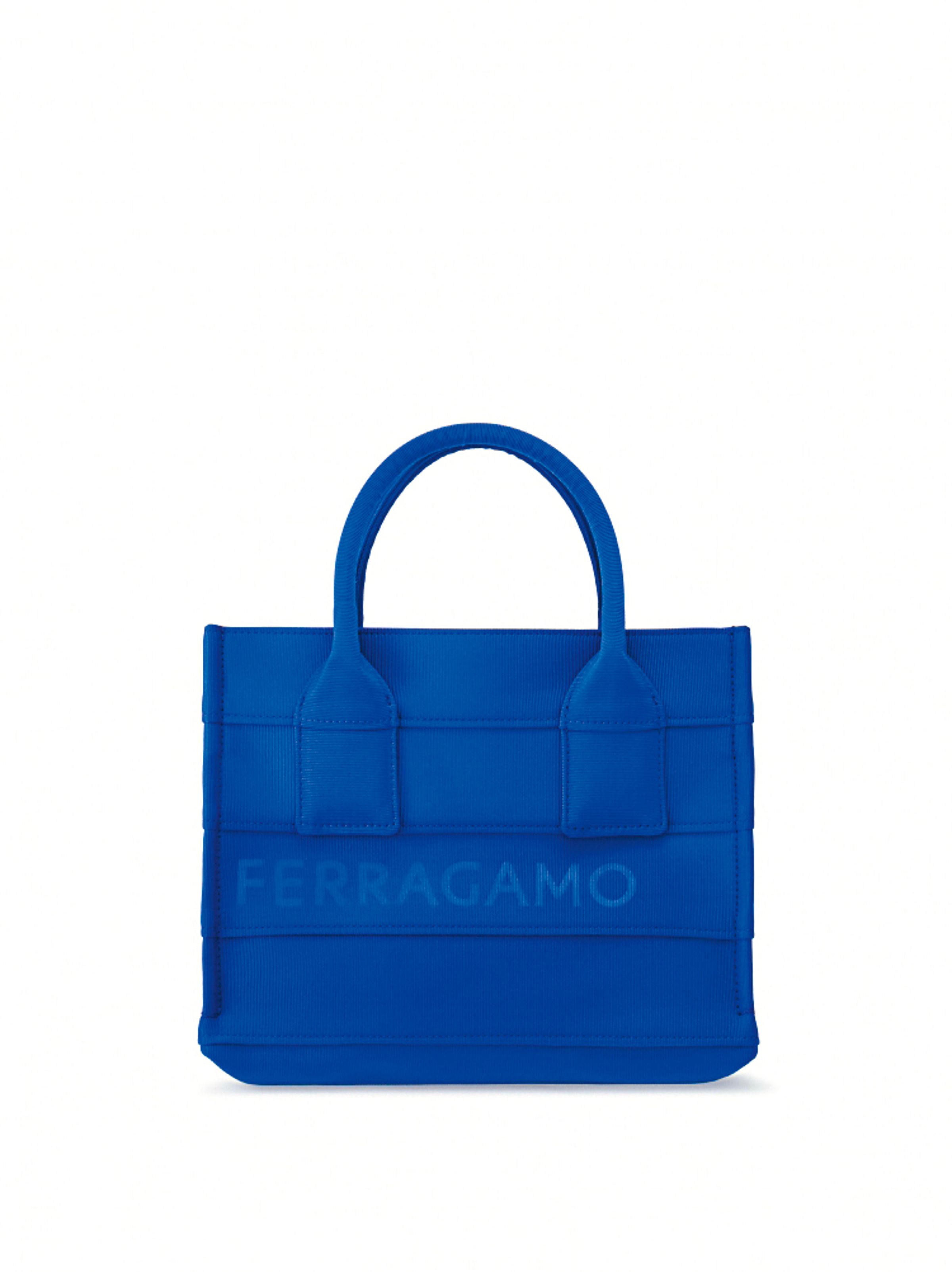 藍色羅緞托特包 	NT$43,500（FERRAGAMO提供）