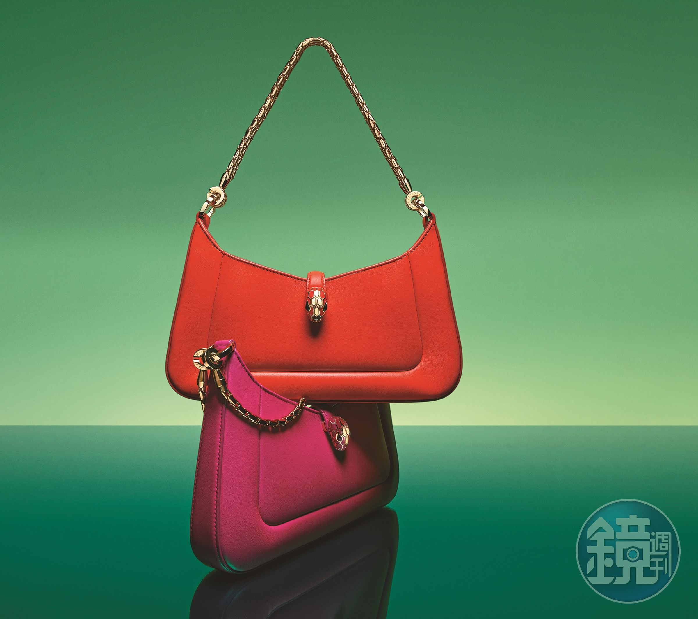 Serpenti Baia小牛皮肩背包 各NT$79,400（BVLGARI提供）