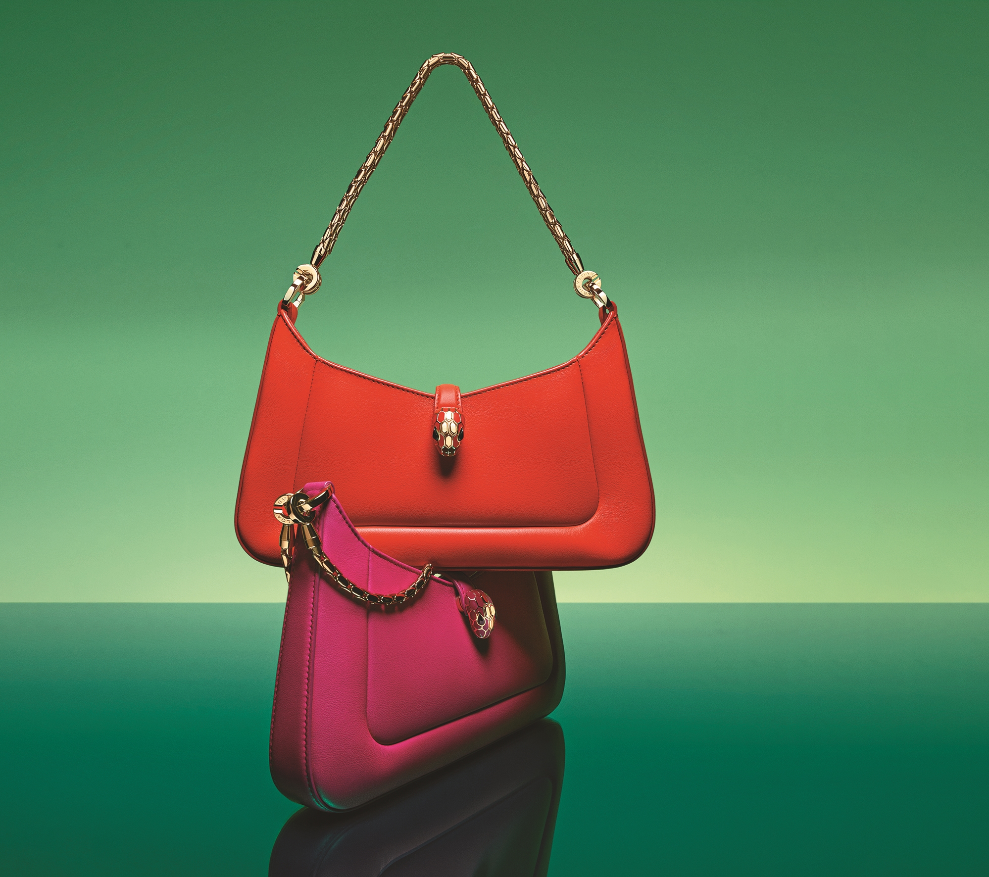Serpenti Baia小牛皮肩背包 各NT$79,400（BVLGARI提供）