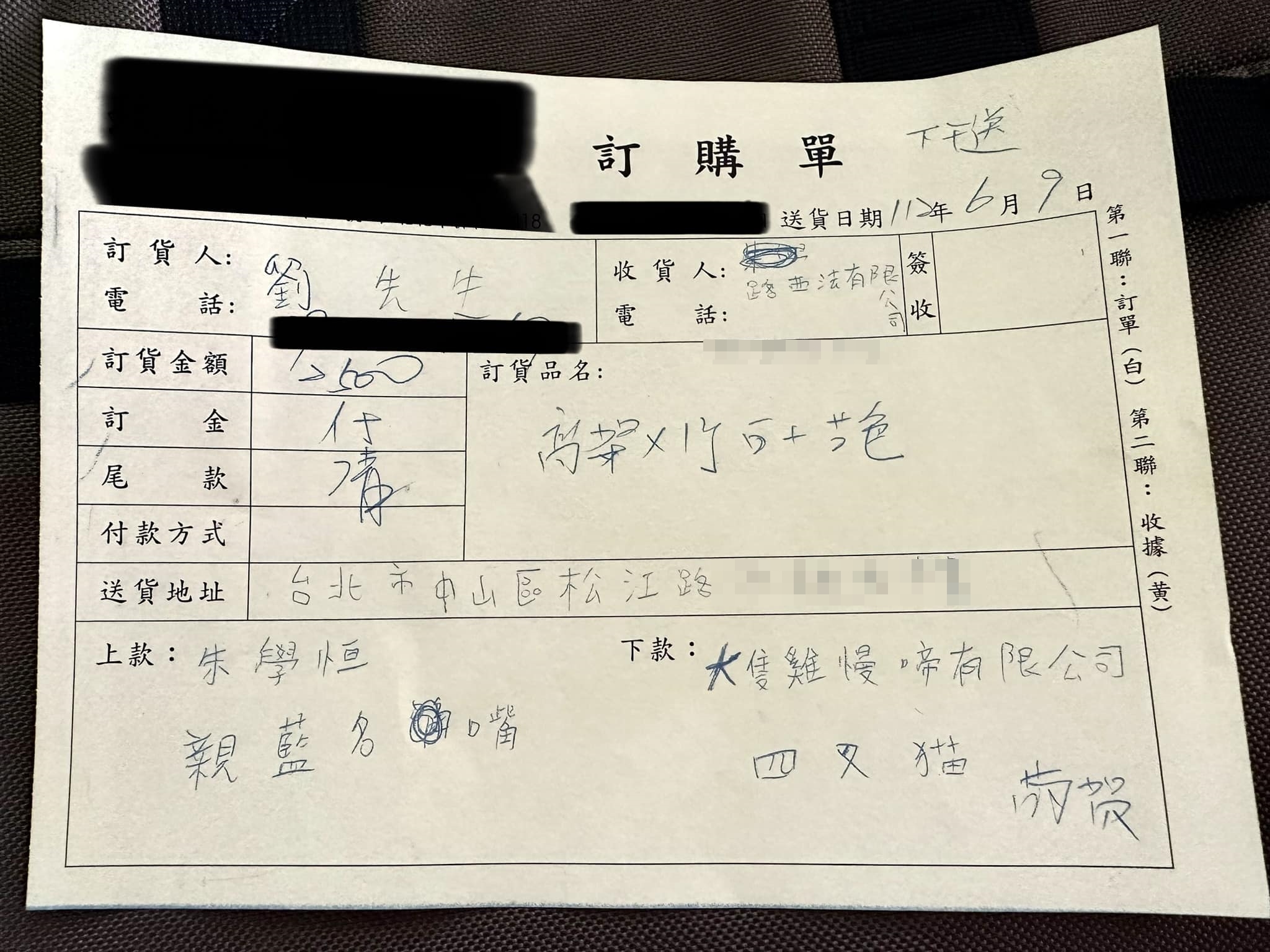 四叉貓透露,今天跑到台北花市買花籃送朱學恒,整盆以藍色、白色花朵穿插的花籃只要2,500元。(翻攝自四叉貓臉書)