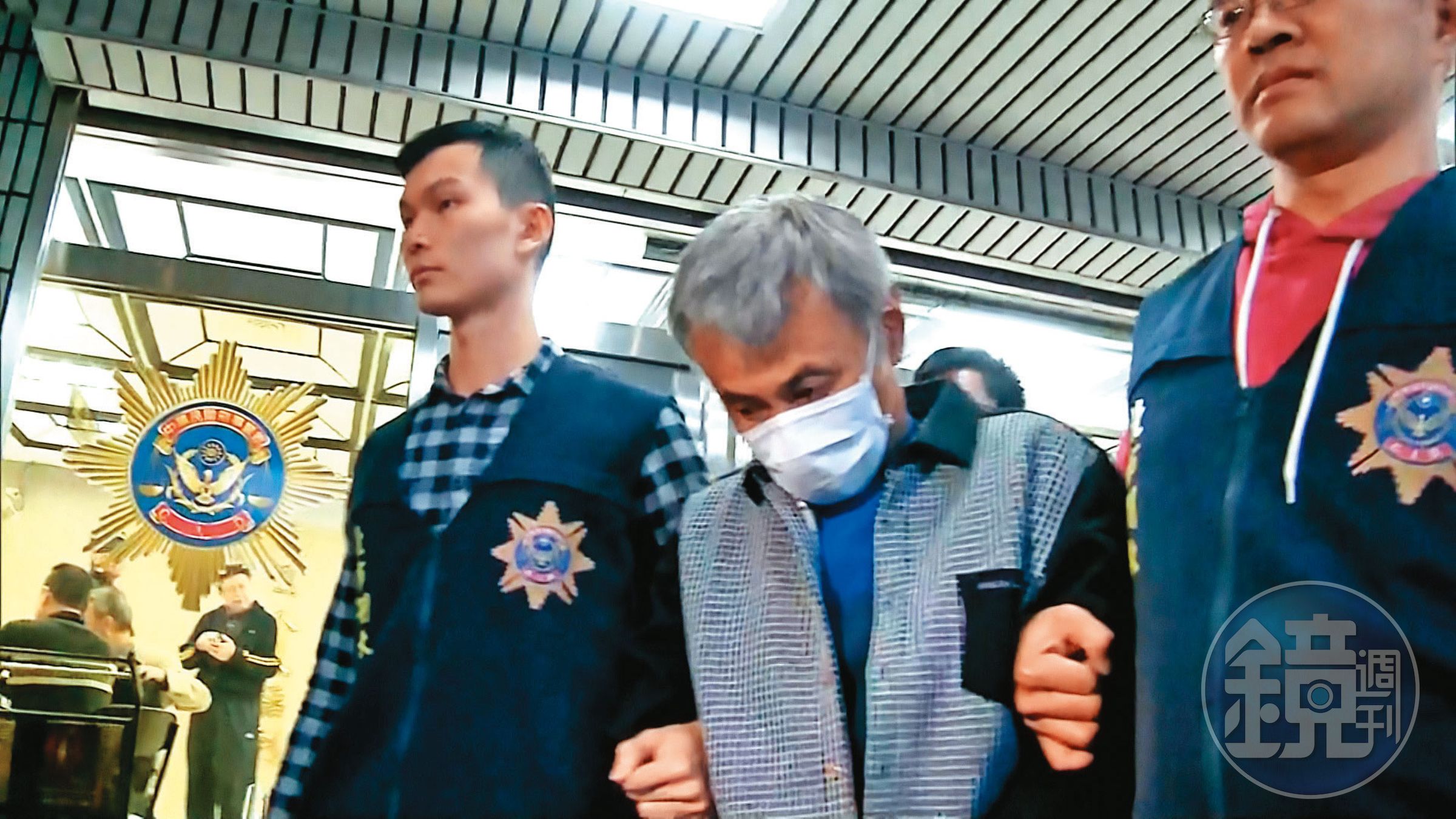 穿牆大盜邱德仁（中）在中國服刑期滿後，被押解返台受審。（東森新聞提供）