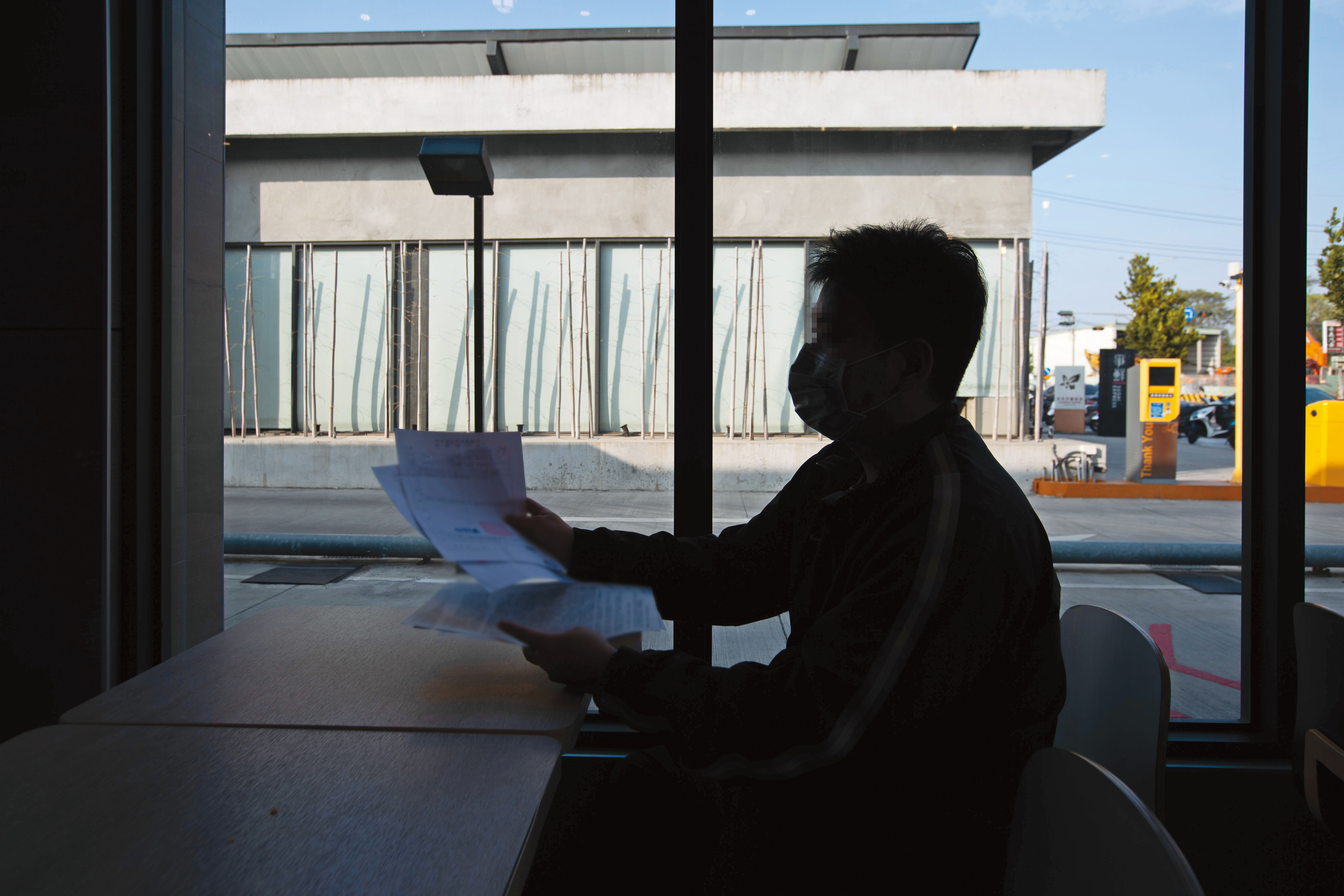 吳夫（圖）對妻子遭職場霸凌、跳樓輕生，深感憤怒與痛心。