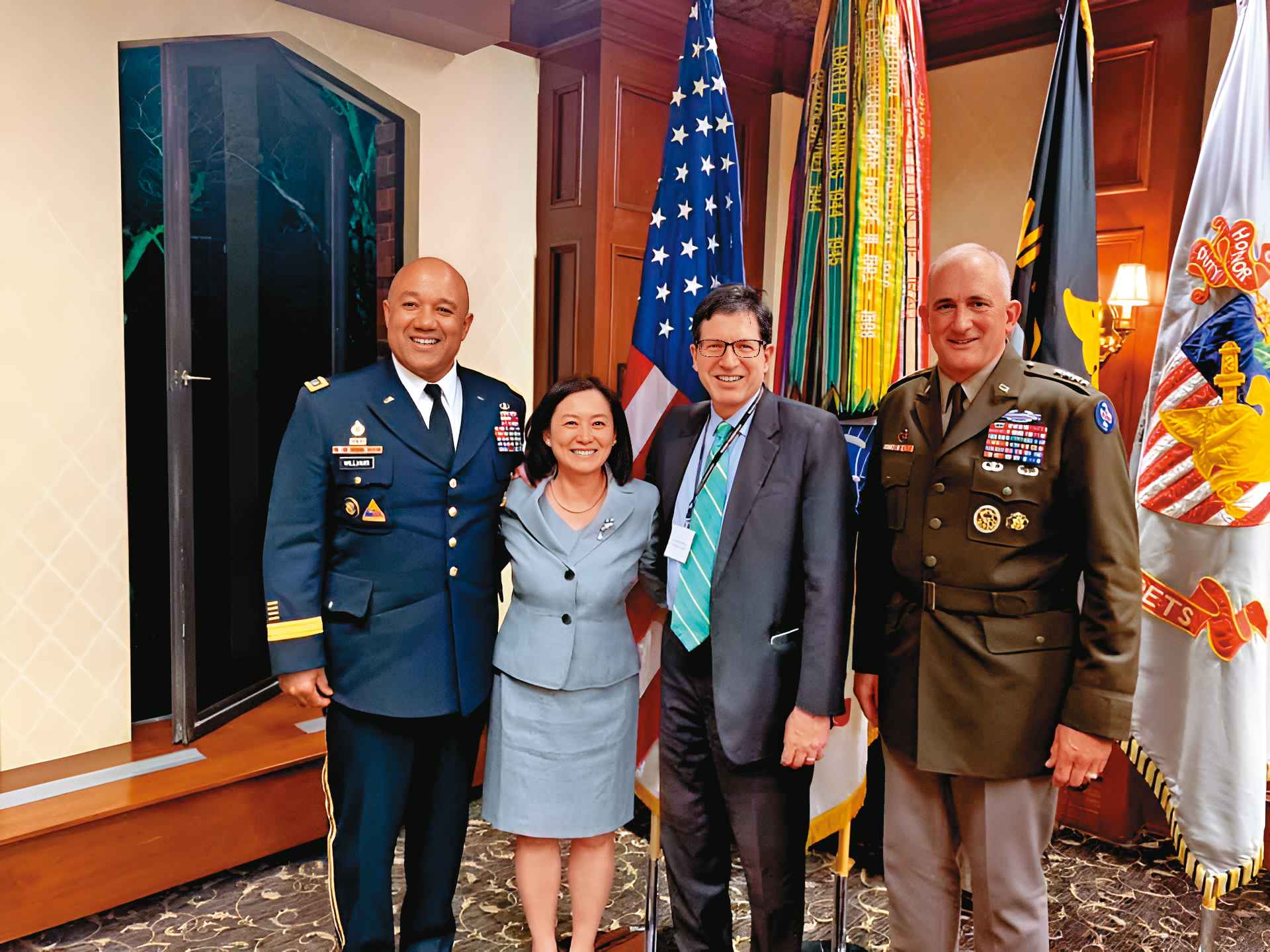 林夏如（左二）夫婿何漢理（右二）曾是前美國總統柯林頓的特別國家安全顧問。（翻攝林夏如臉書）