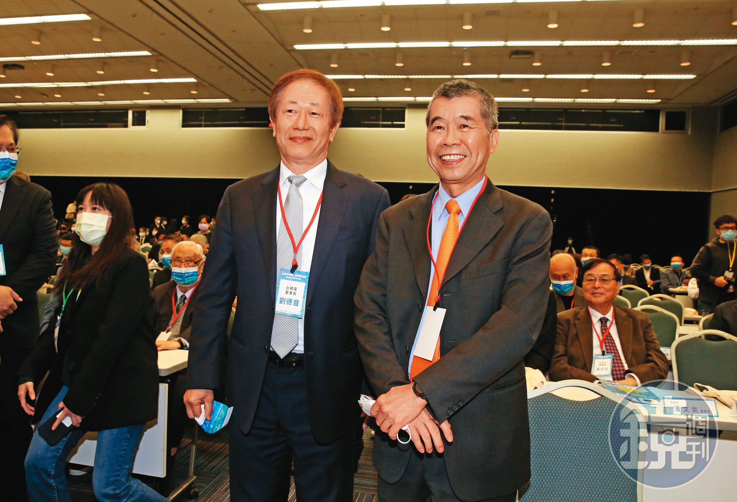 台積電和聯發科都捐贈亞堅會,並派法務長擔任董事。圖為台積電董事長劉德音(左)與聯發科董事長蔡明介(右)。