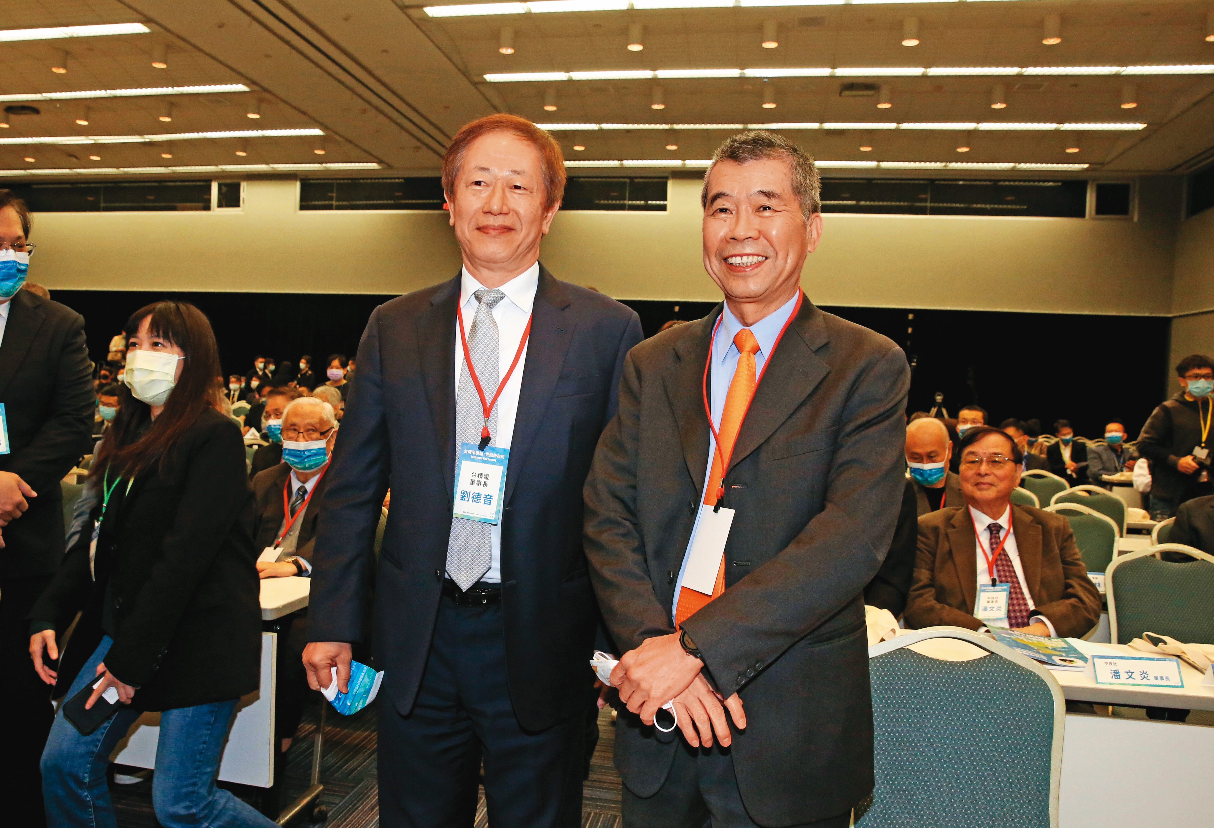 台積電和聯發科都捐贈亞堅會，並派法務長擔任董事。圖為台積電董事長劉德音（左）與聯發科董事長蔡明介（右）。