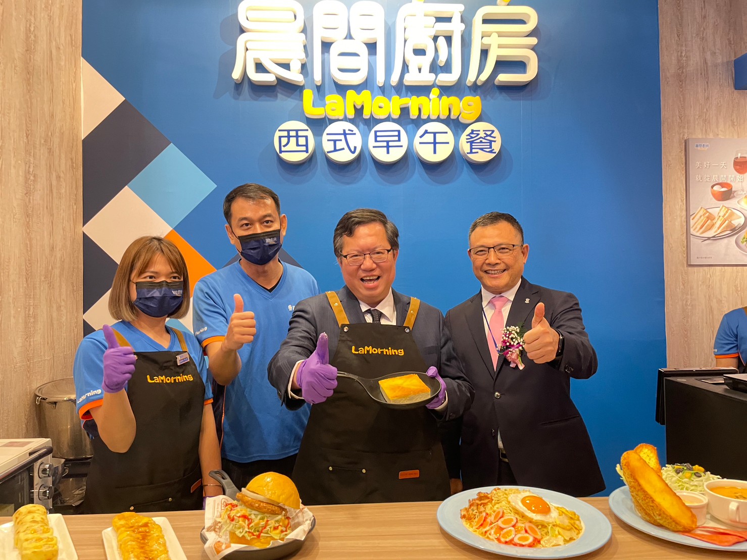 台北國際連鎖加盟創業展-夏季展，6/9-6/12於台北世貿一館展出，行政院副院長鄭文燦（右二）也出席大會、大催疫後經濟。想點燃創業夢想的人可以去逛一逛。（台灣連鎖加盟促進協會提供）