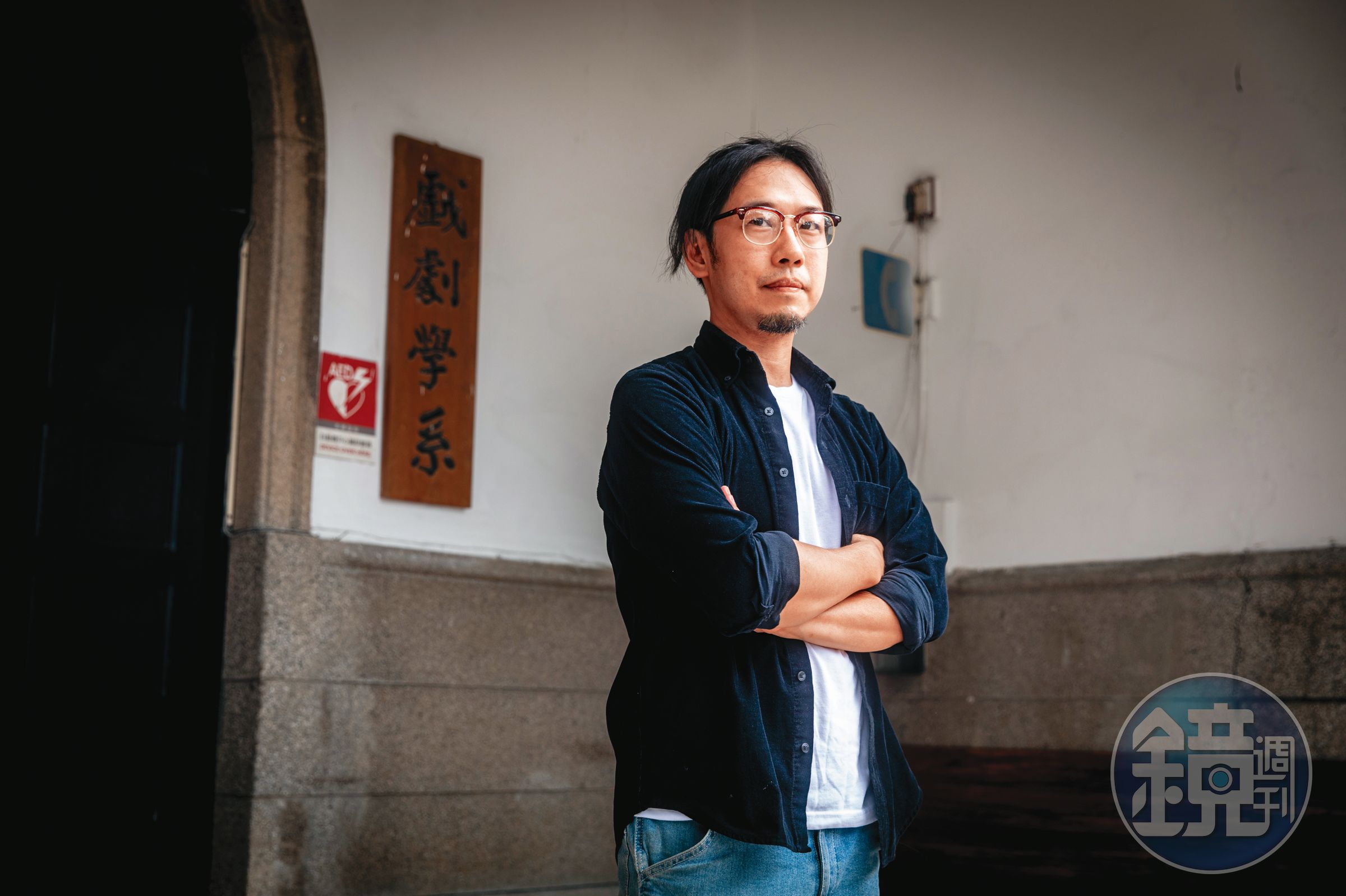 石巴朝回到台大戲劇系的大樓前拍照，隨後熟門熟路地帶我們到附近的旅館採訪。