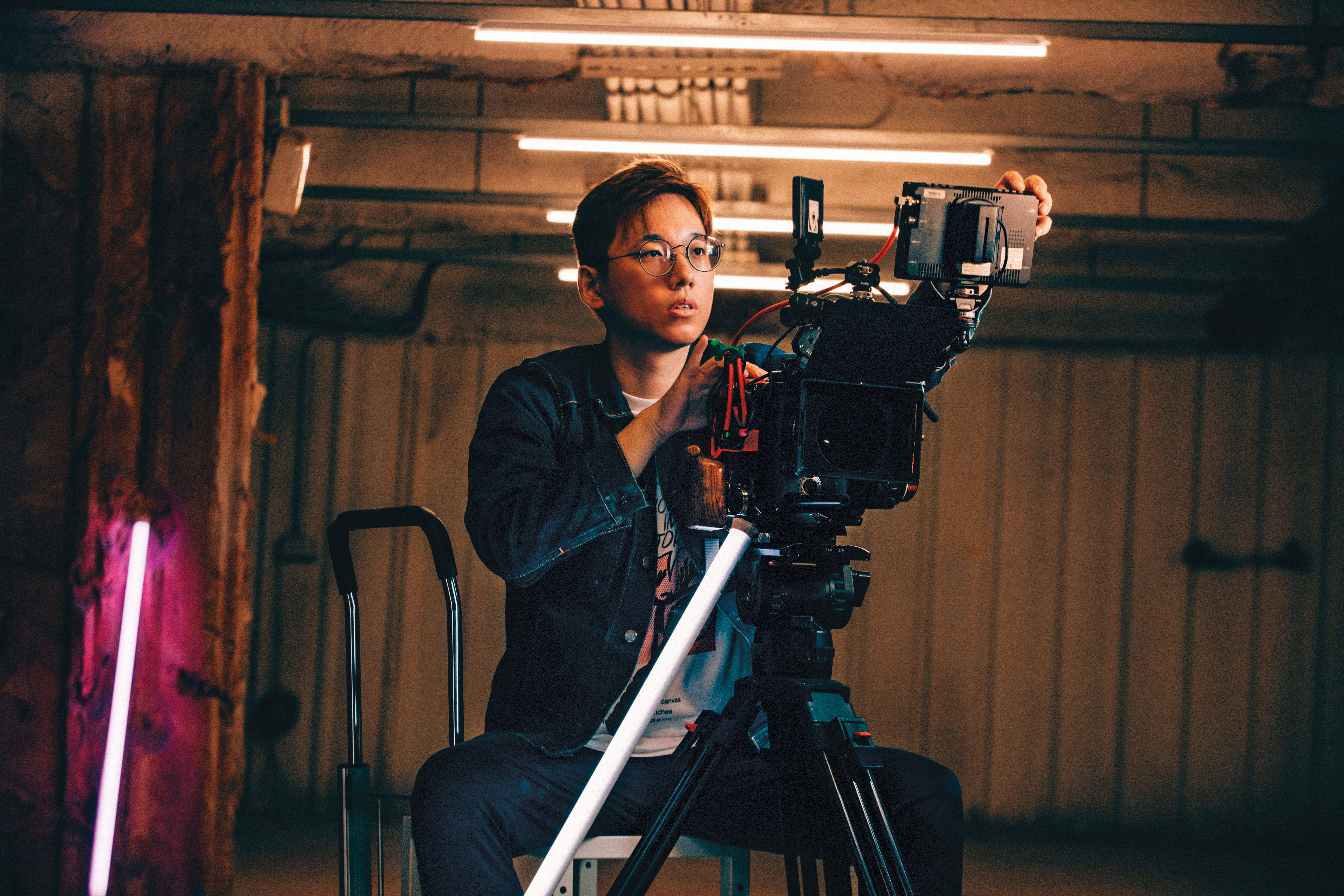 佐藤厚帶著價值百萬元的攝影機,和我們約在台北數位藝術中心的地下室拍照。