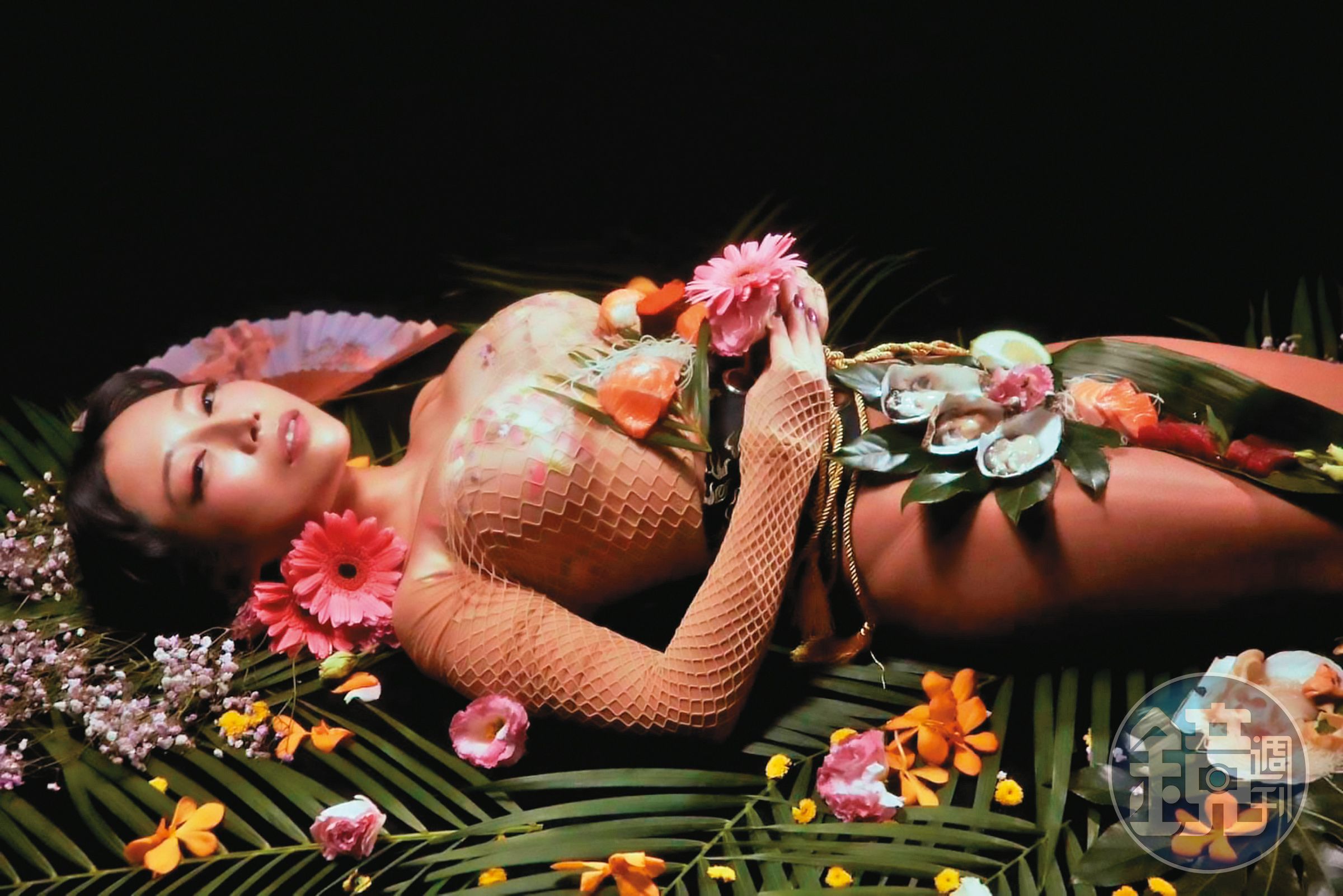 蜜蘇的「人體盛」行為藝術作品。（蜜蘇提供）