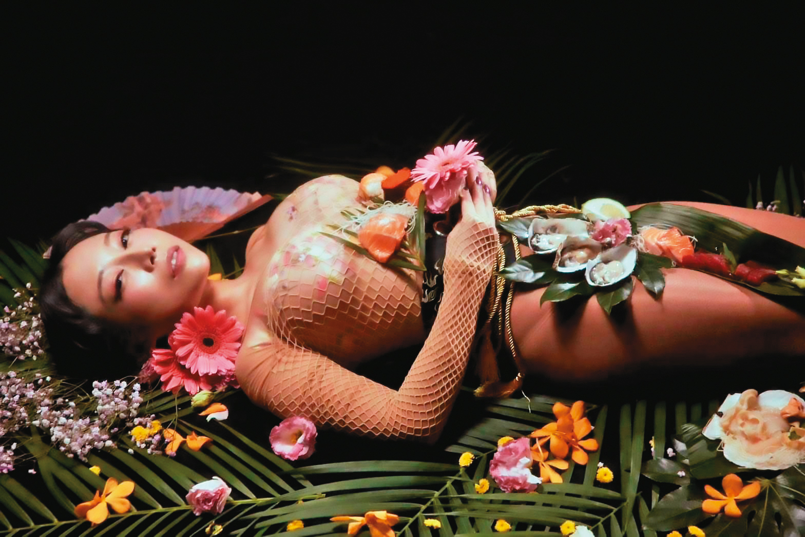 蜜蘇的「人體盛」行為藝術作品。（蜜蘇提供）