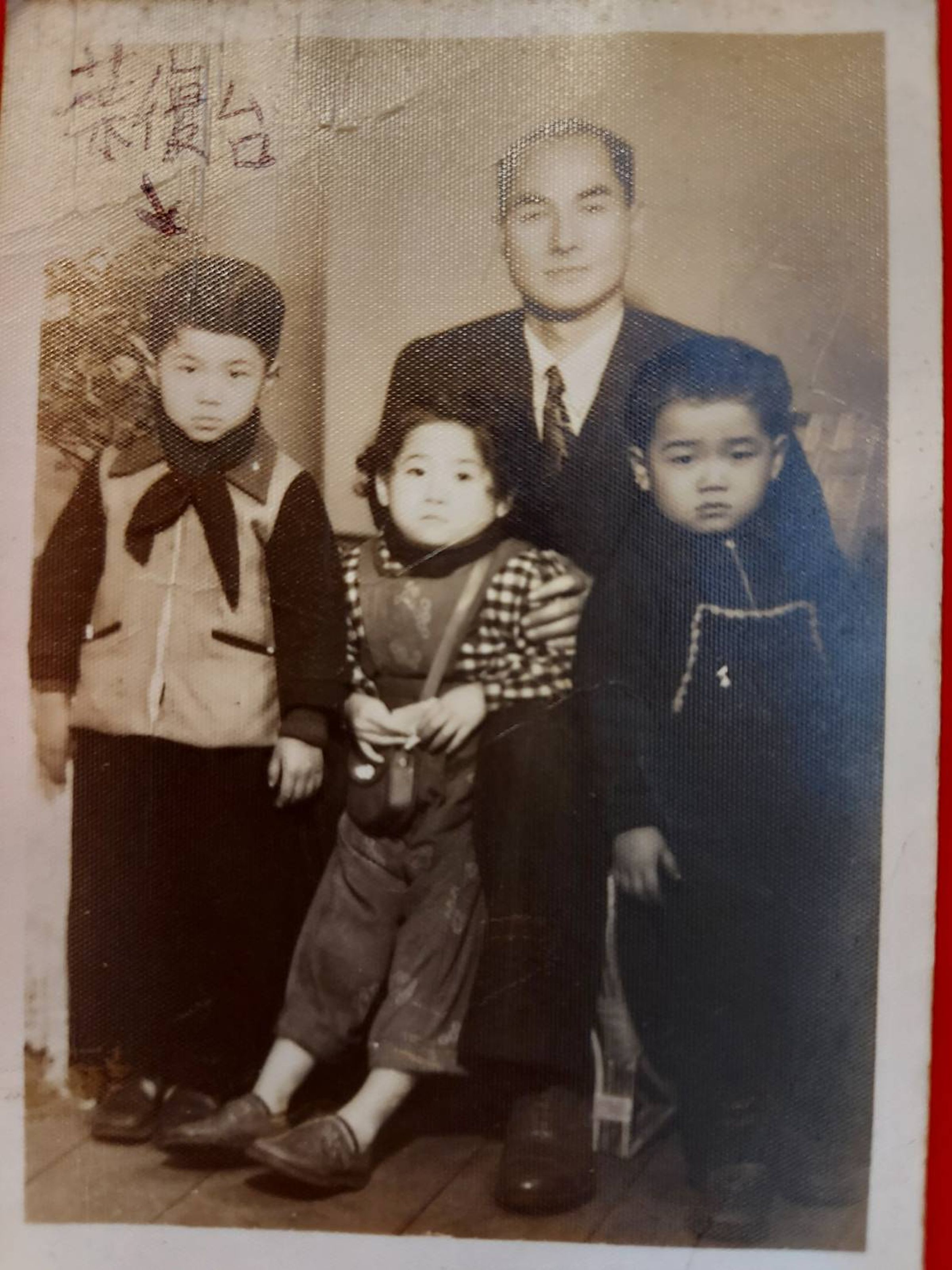 舞棍阿伯小時候與家人合影。（舞棍阿伯提供）