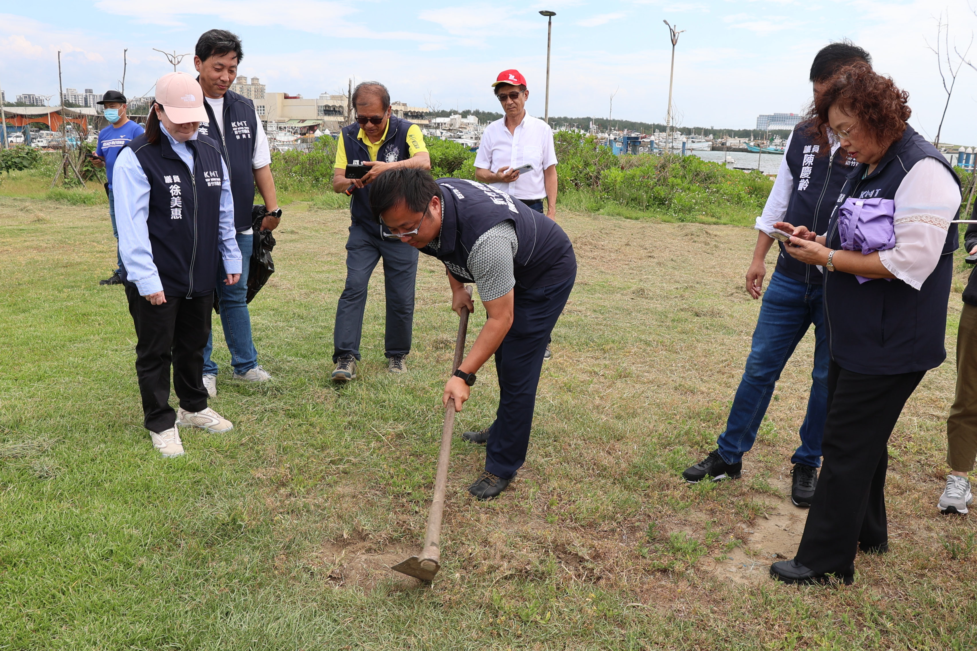 竹市風箏賽場挖出大量人造廢棄物。（新竹市政府提供）
