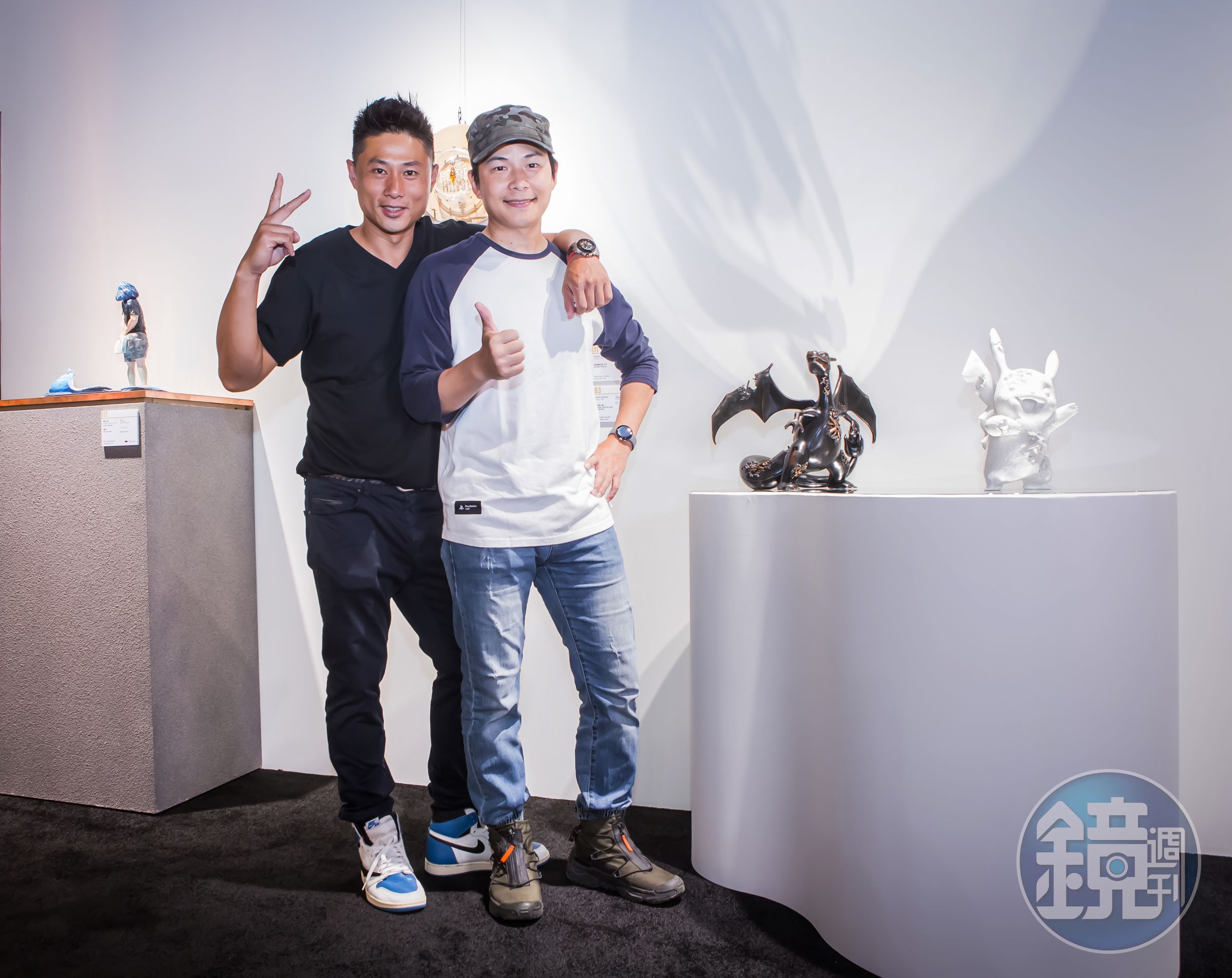 彭小刀與5566隊長孫協志一同參觀拍賣預展,他更提供2件收藏品來拍賣。(衛山拍賣提供)