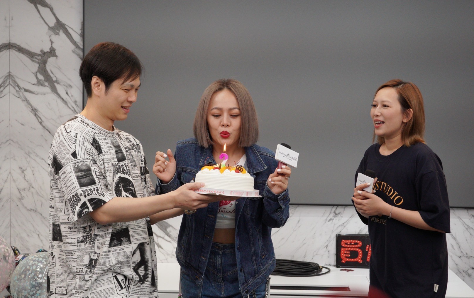 Mavis瑪菲司與H先生端出生日蛋糕為6月22日生日的戴愛玲提前慶生。（HaloMavis國際連線提供）