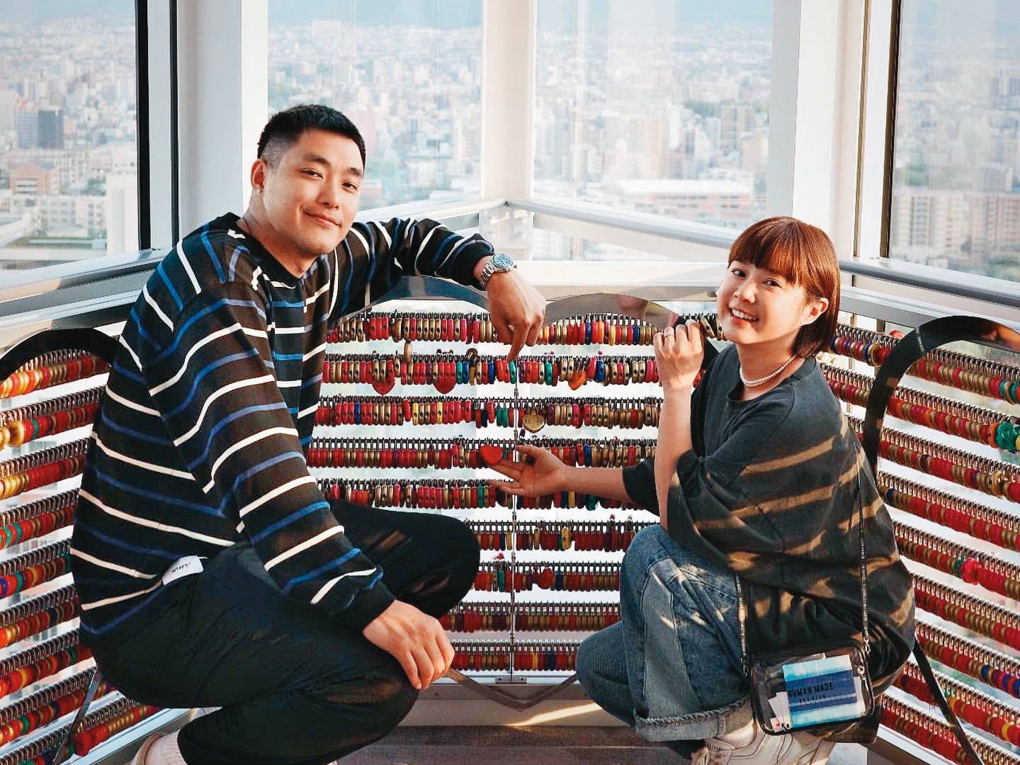 李佳穎（右）5月在日本被男友楊子力（左）驚喜求婚。（翻攝自李佳穎臉書）