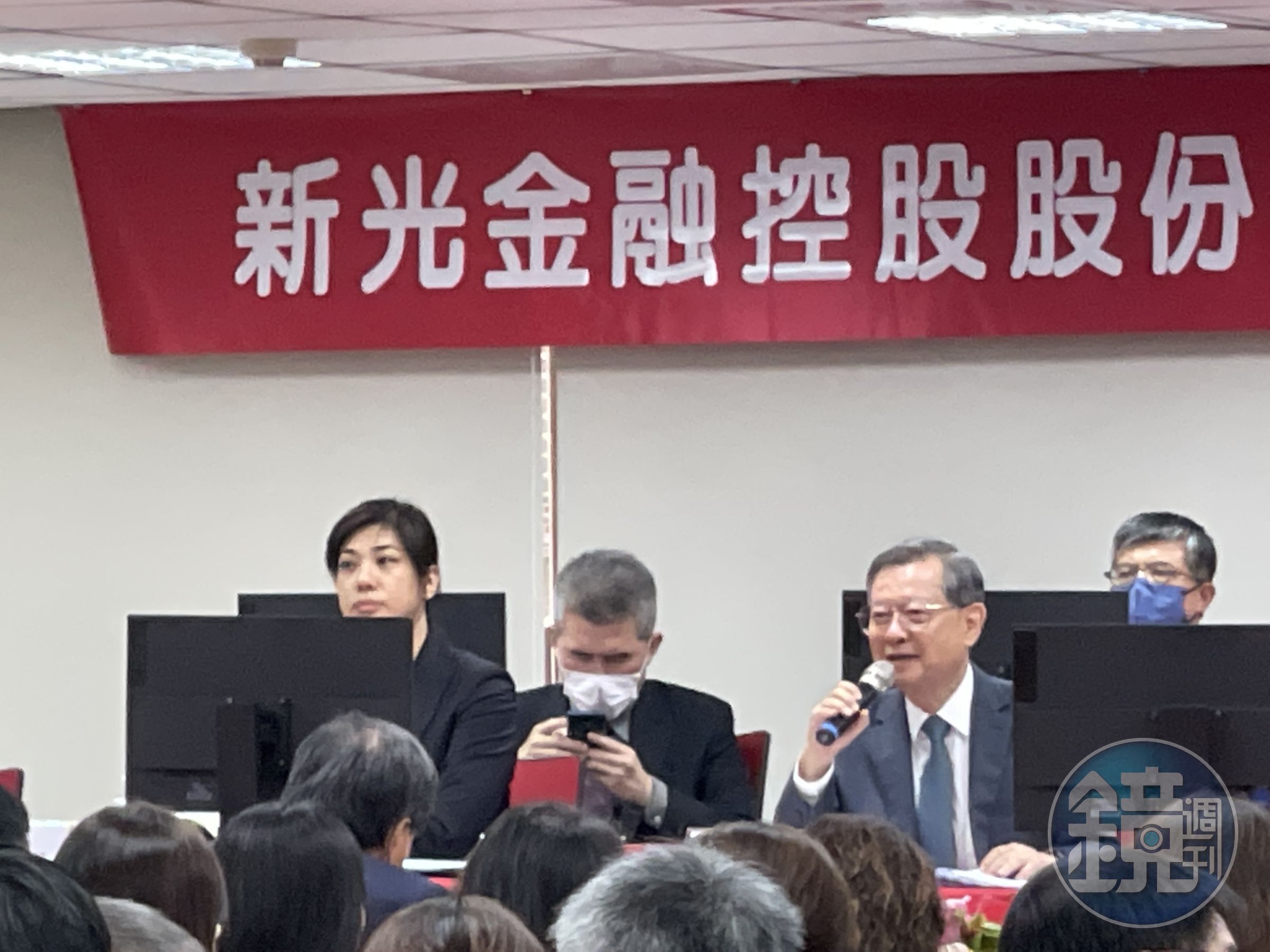 新光金股東會改選，吳東進為首的公司派只保住5席 、1/3董事席次。