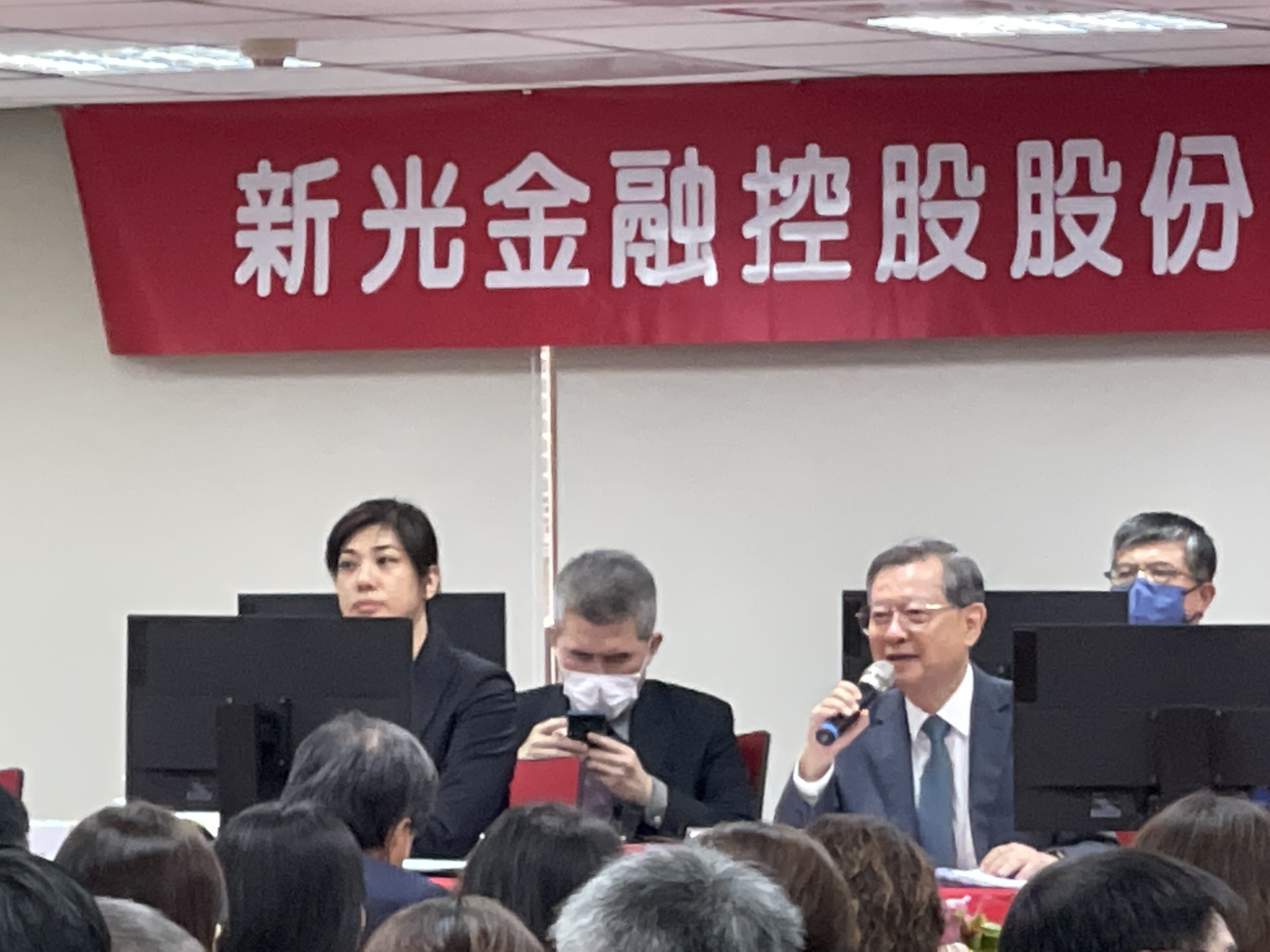 新光金股東會改選，吳東進為首的公司派只保住5席 、1/3董事席次。