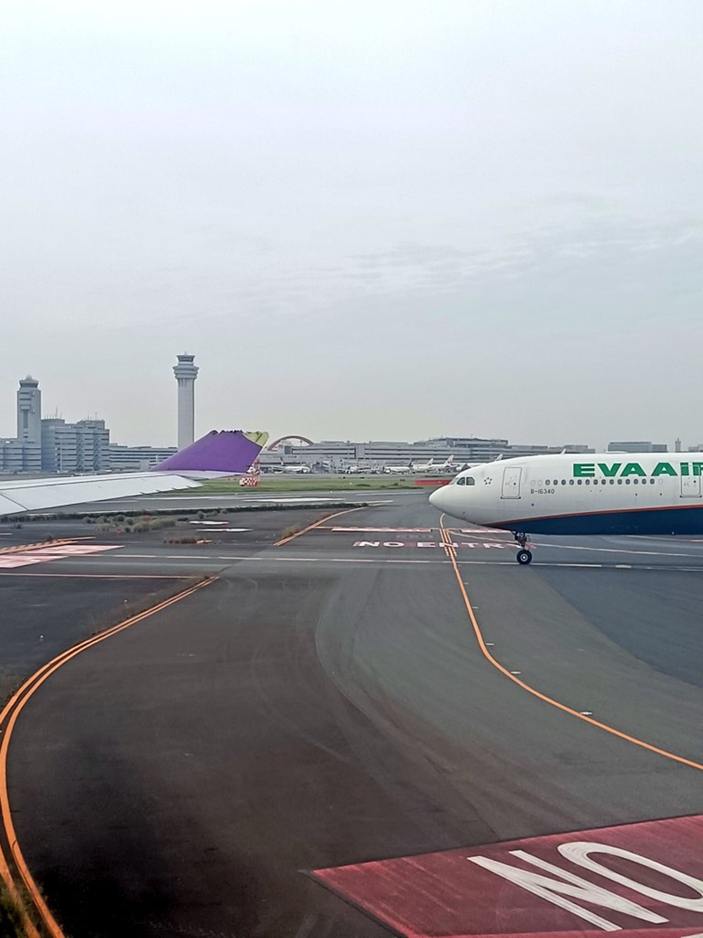 長榮航空班機上午在羽田機場，遭泰航班機觸碰，目前正配合日方調查中。（翻攝自推特）