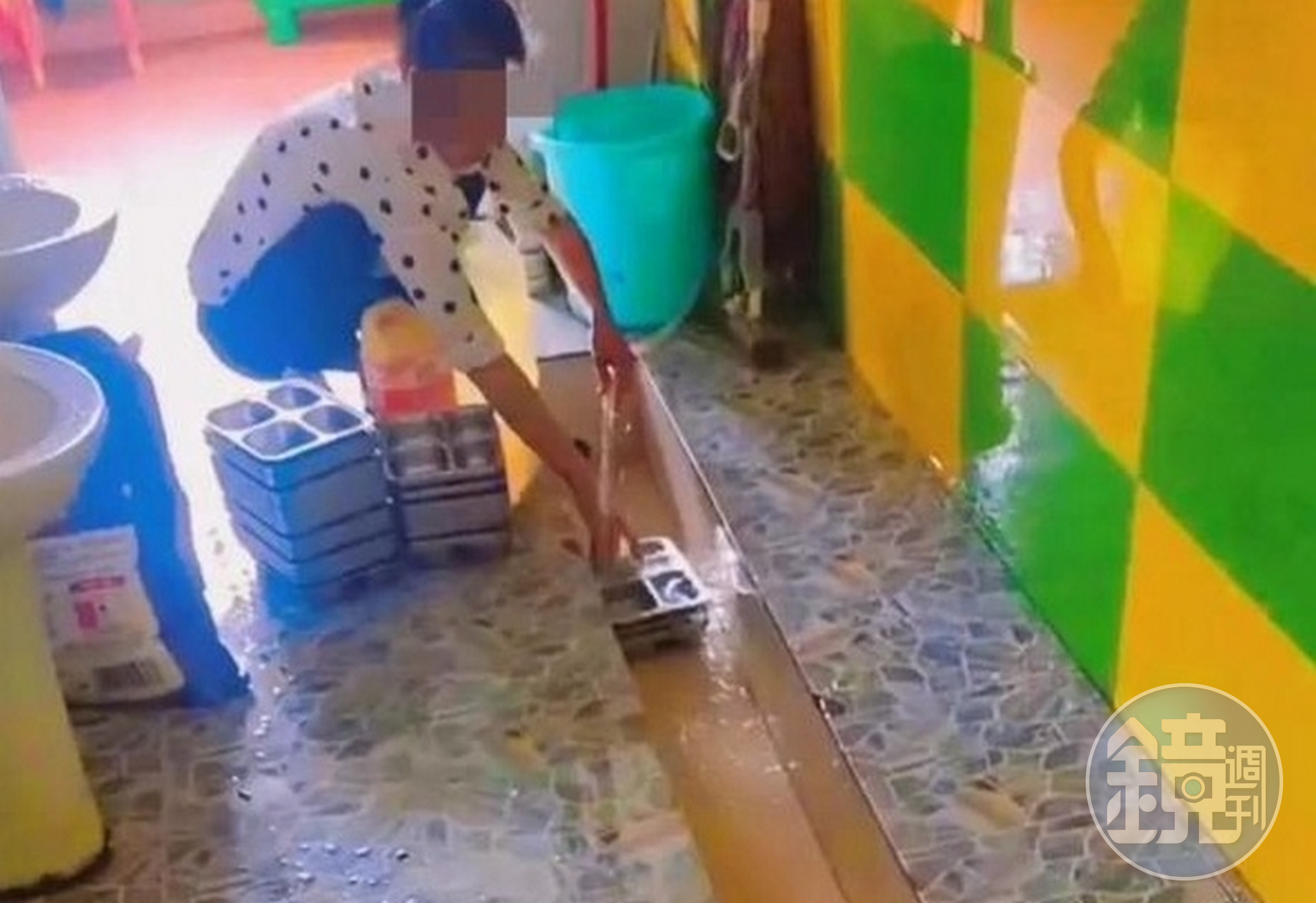 中國江西的柴桑區陽光幼兒園員工竟在小便池清洗餐具,令人作嘔。(翻攝微博)