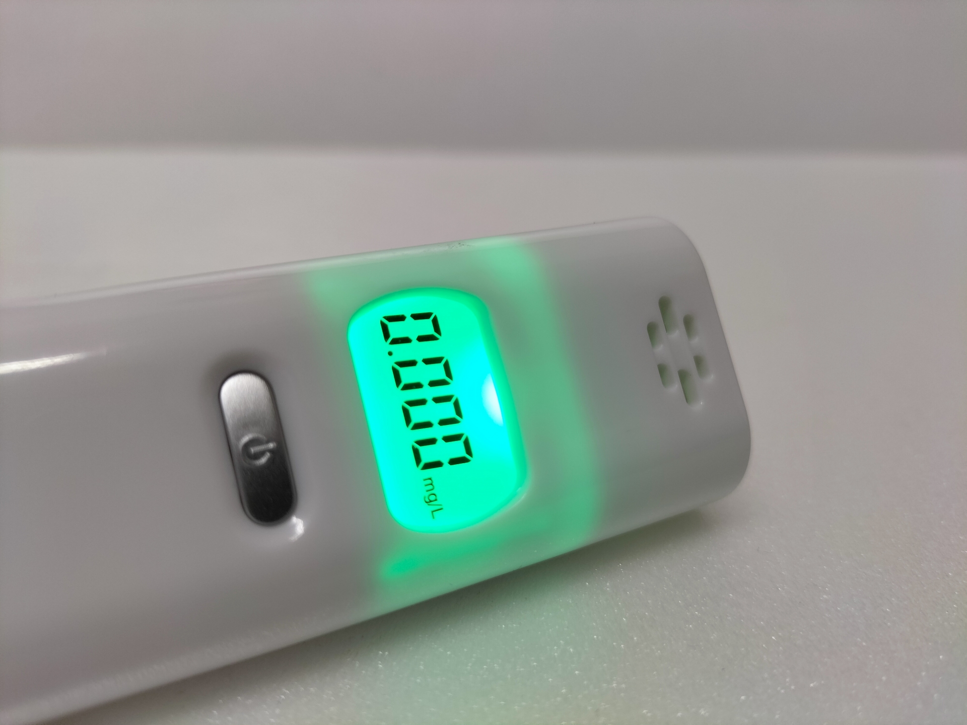 屏東一名男子酒駕騎機車辯稱是用了漱口水，不過遭法官戳破謊言。（酒測示意圖，photoAC提供）