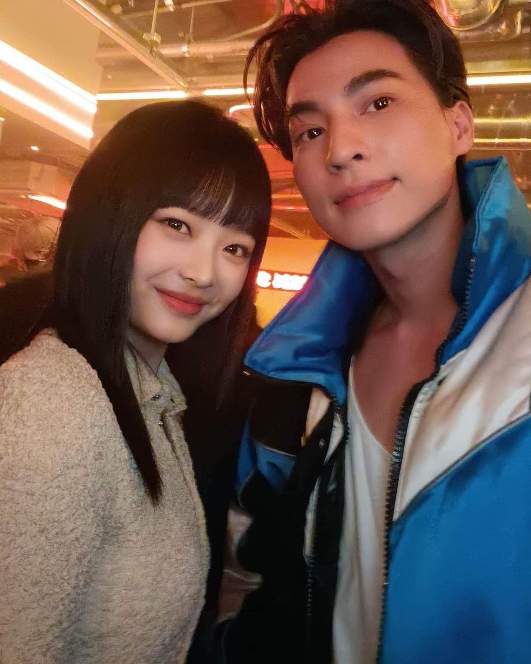 Gulf(右)上月赴韓參加GUCCI品牌活動,與NEW JEANS成員Hanni(左)相談甚歡。(翻攝自Gulf Kanawut IG)
