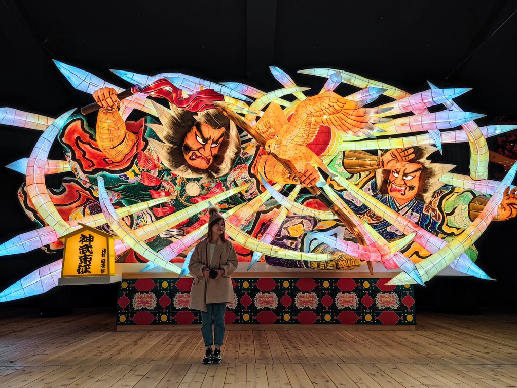 青森屋疫情後開啟全新的劇場「陸奧祭典屋」，視覺上相當震撼。