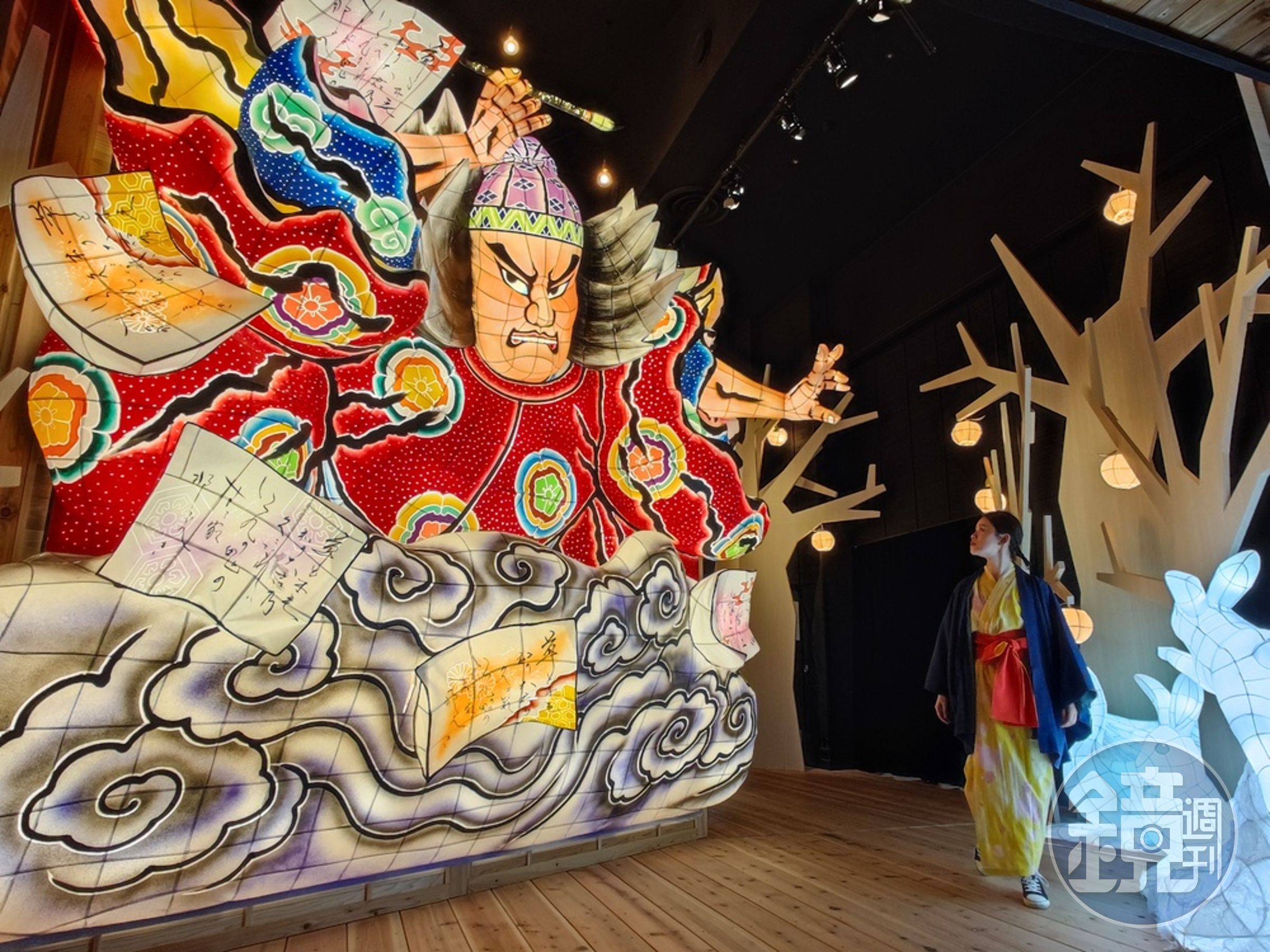 「陸奧祭典屋」入口處有巨大的睡魔燈龍山車。
