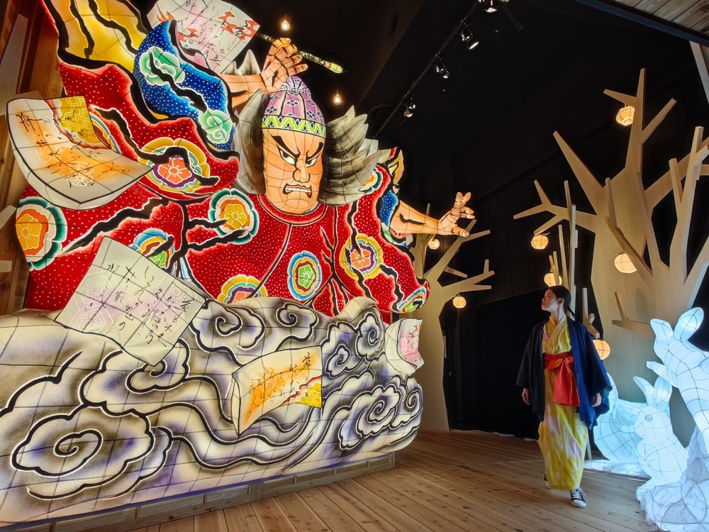 「陸奧祭典屋」入口處有巨大的睡魔燈龍山車。