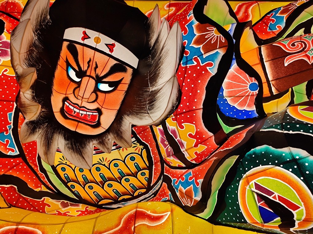 細看睡魔燈籠師傅竹浪比呂央的作品，細緻無比。