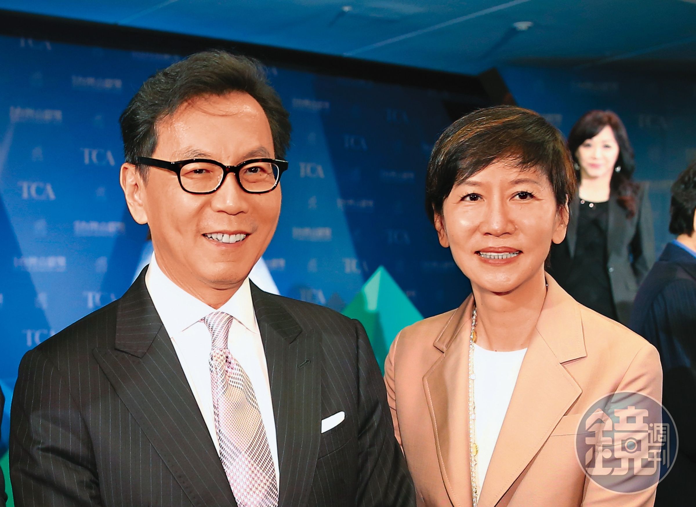 陳藹玲(右)說,富邦文教基金會不只是要促進台灣的進步,也希望推動世界的溝通,因此決定與林夏如合作。左為富邦集團董座蔡明忠。