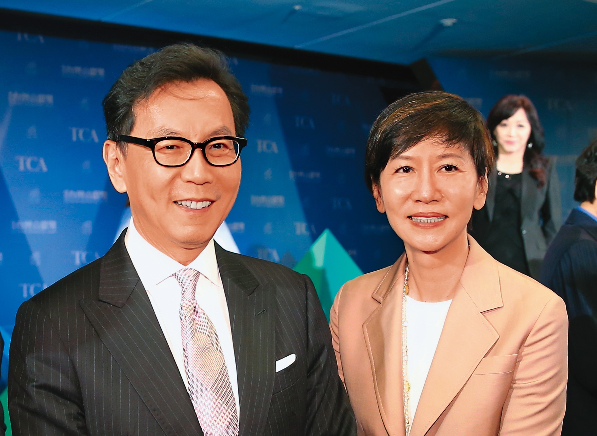 陳藹玲（右）說，富邦文教基金會不只是要促進台灣的進步，也希望推動世界的溝通，因此決定與林夏如合作。左為富邦集團董座蔡明忠。