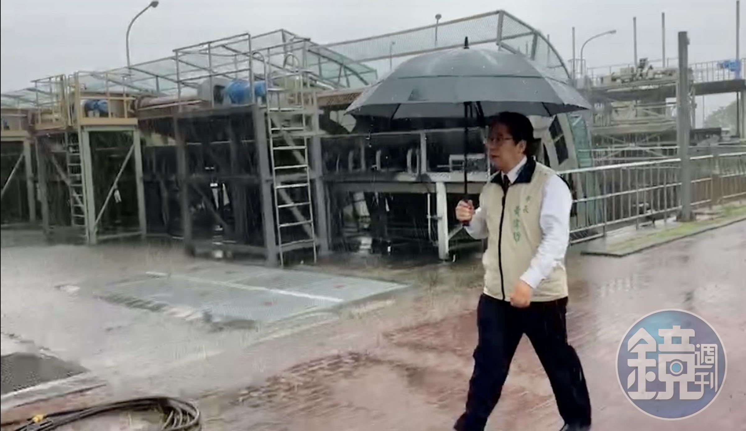 黃偉哲視察抽水站瞭解防汛整備。（台南市政府提供）