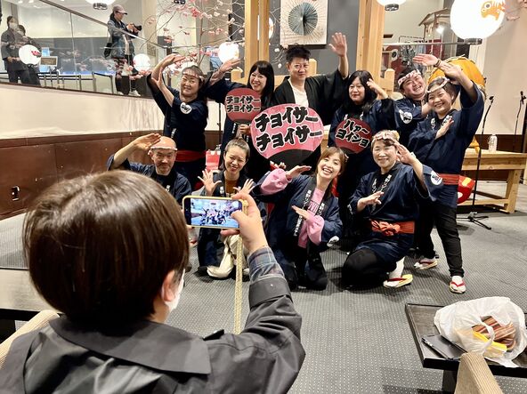 「磐梯山溫泉飯店」趣味的民謠傳統舞舞者，與住客開心合影。