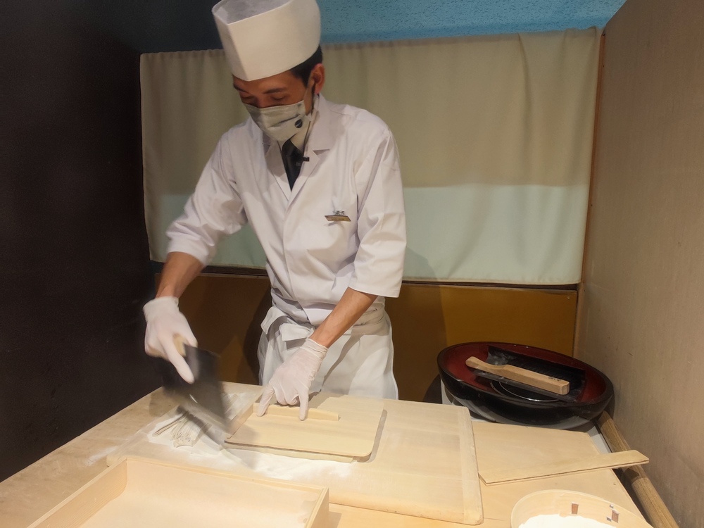 廚師現場表演現打現切蕎麥麵。