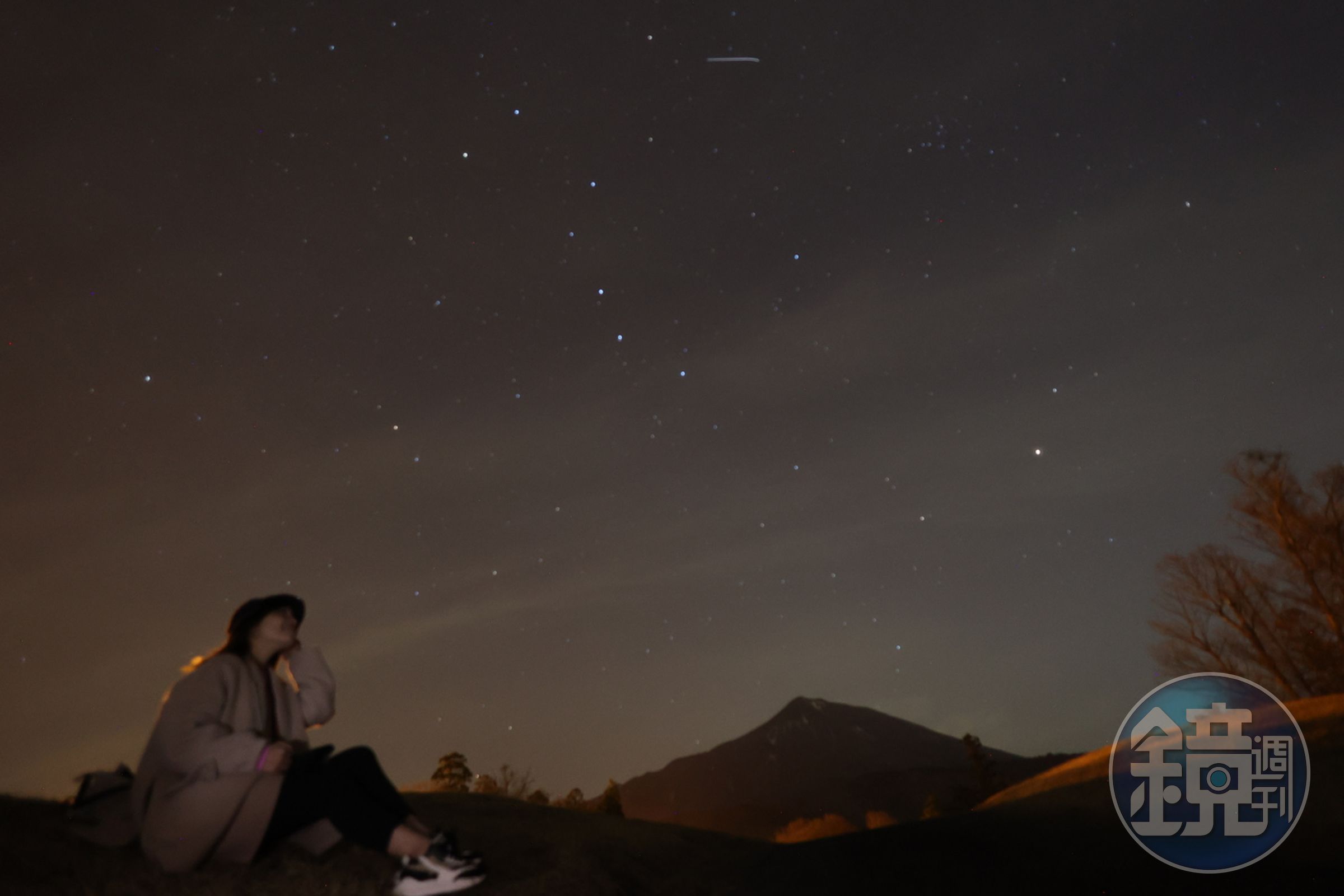 夏天夜晚在草地上觀星相當愜意。