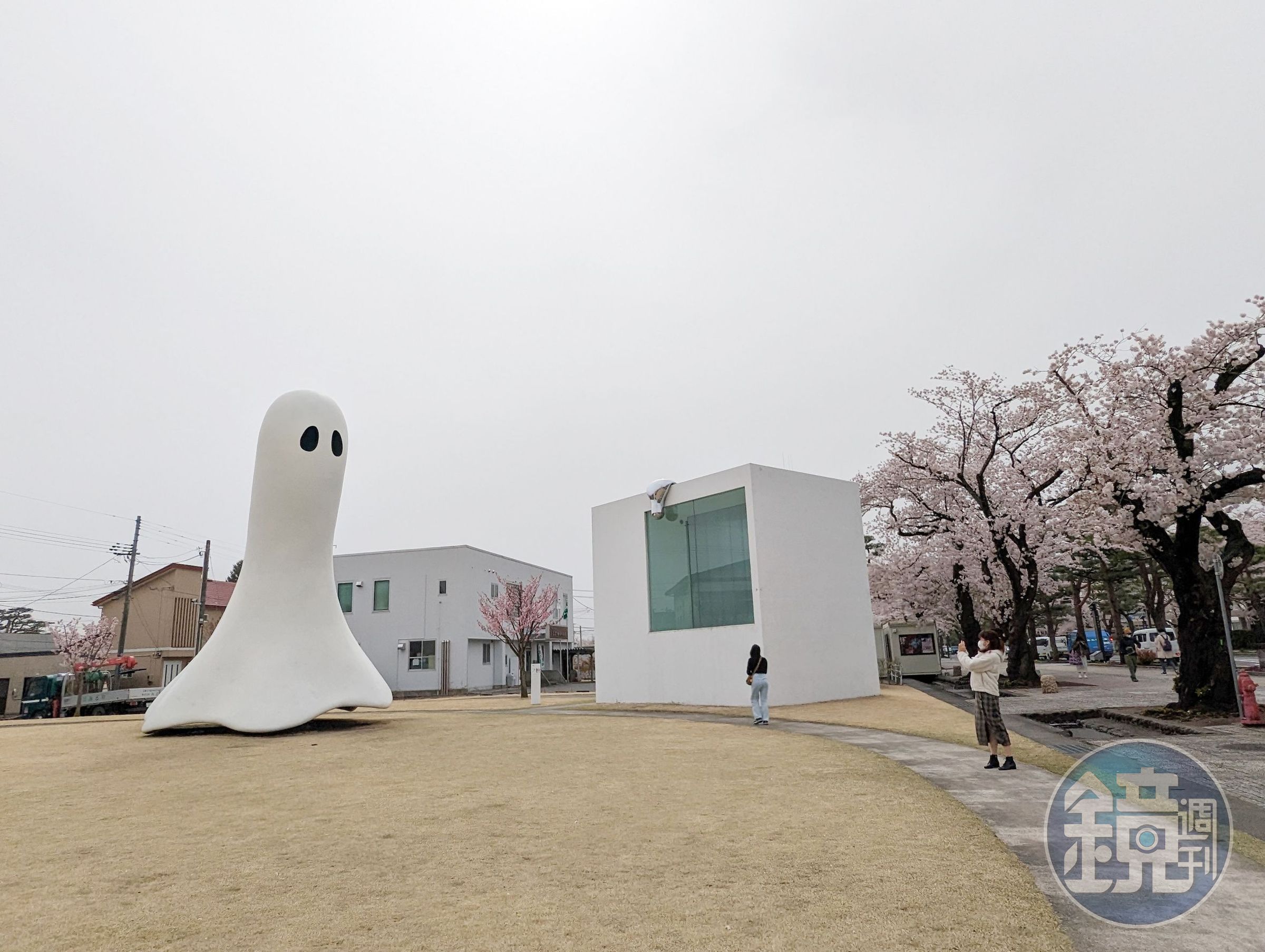 「十和田市現代美術館」讓藝術真實融入在地生活。德國藝術家英格斯‧伊第(Inges Idee)作品《Ghost》。