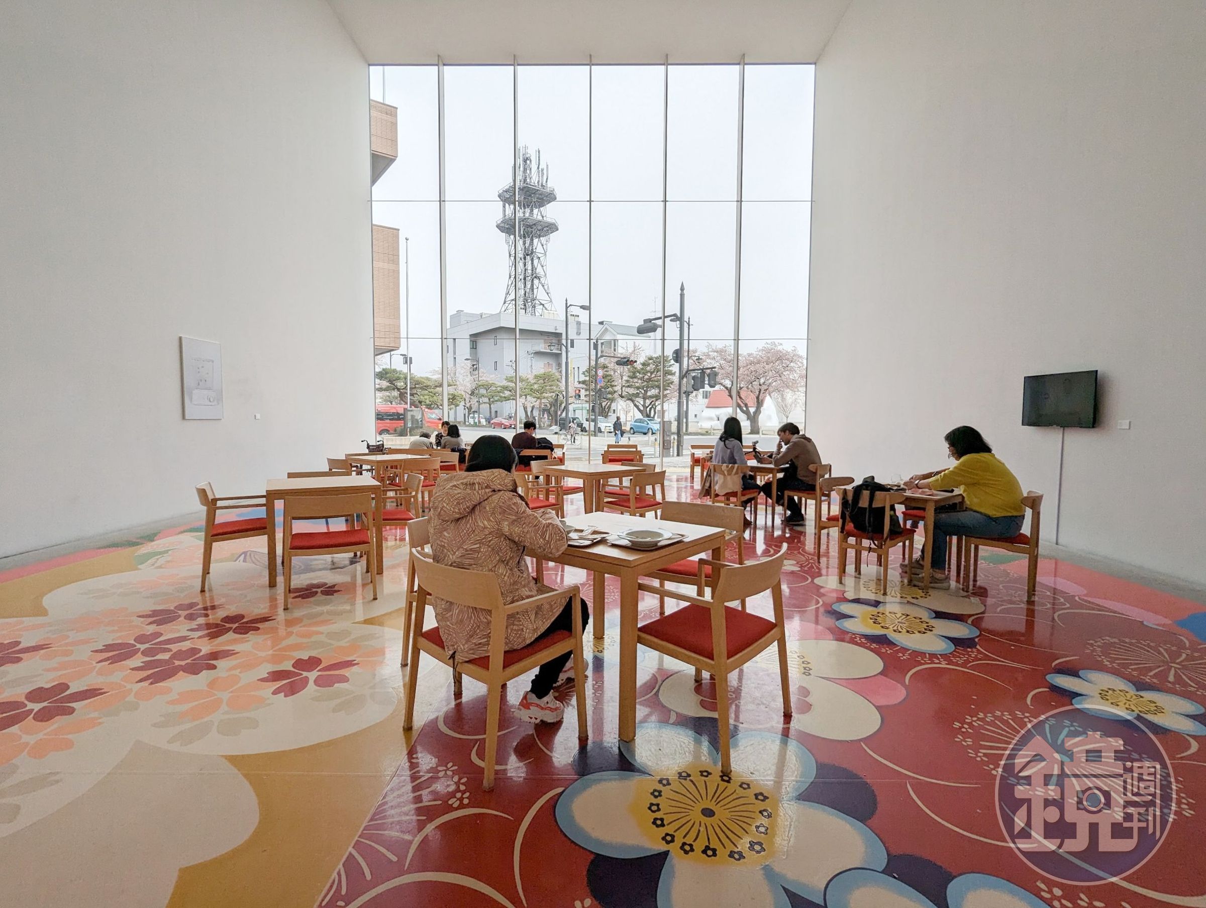 美術館咖啡廳裡的地板也是一幅作品,來自台灣藝術家林明弘。