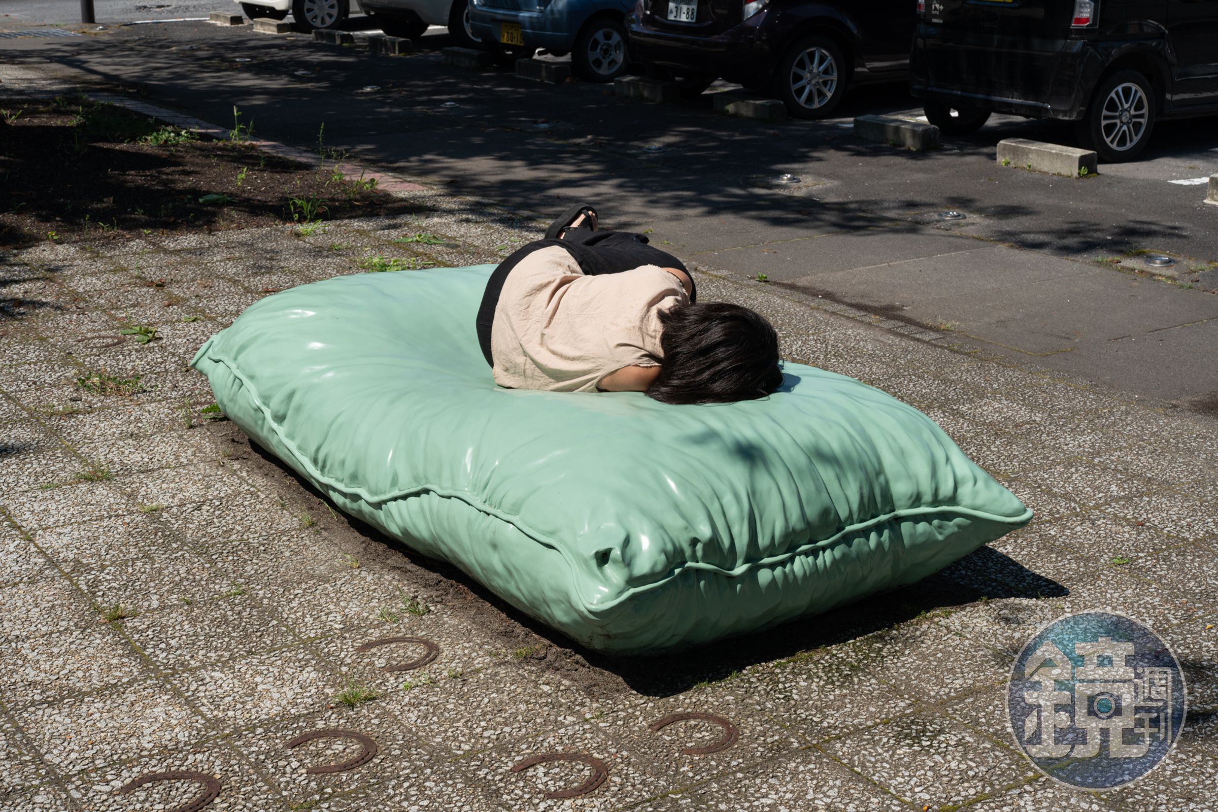 中國藝術家劉建華的作品《Mark in the Space》讓人走累了就能躺下來休息。(翻攝自美術館官網,攝影師小山田邦哉)