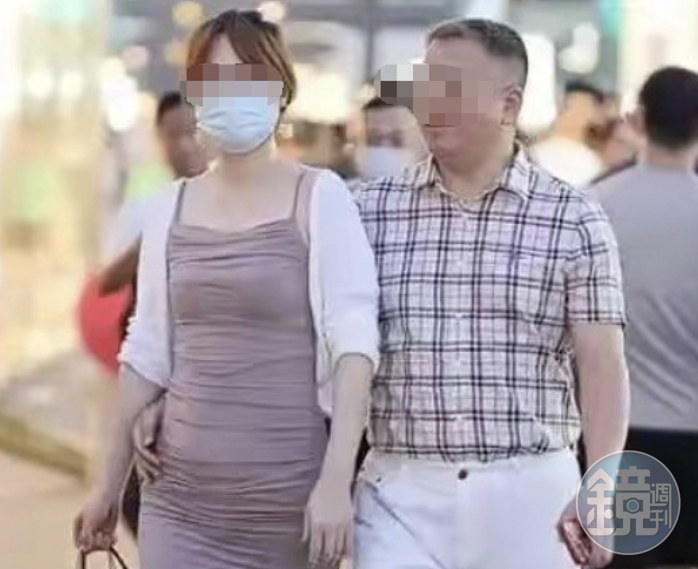 有中國網友爆料，中鐵三局董事長郝剛（右）在街頭摟妹。（翻攝自微博）