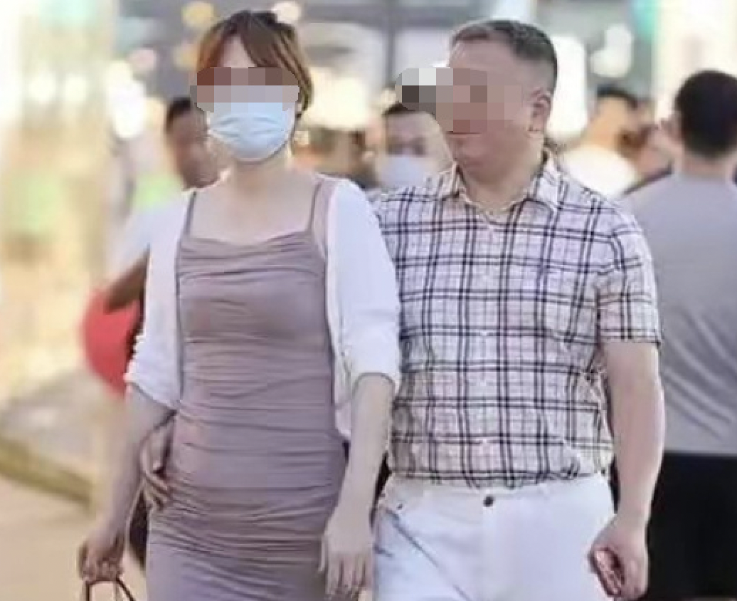 有中國網友爆料，中鐵三局董事長郝剛（右）在街頭摟妹。（翻攝自微博）