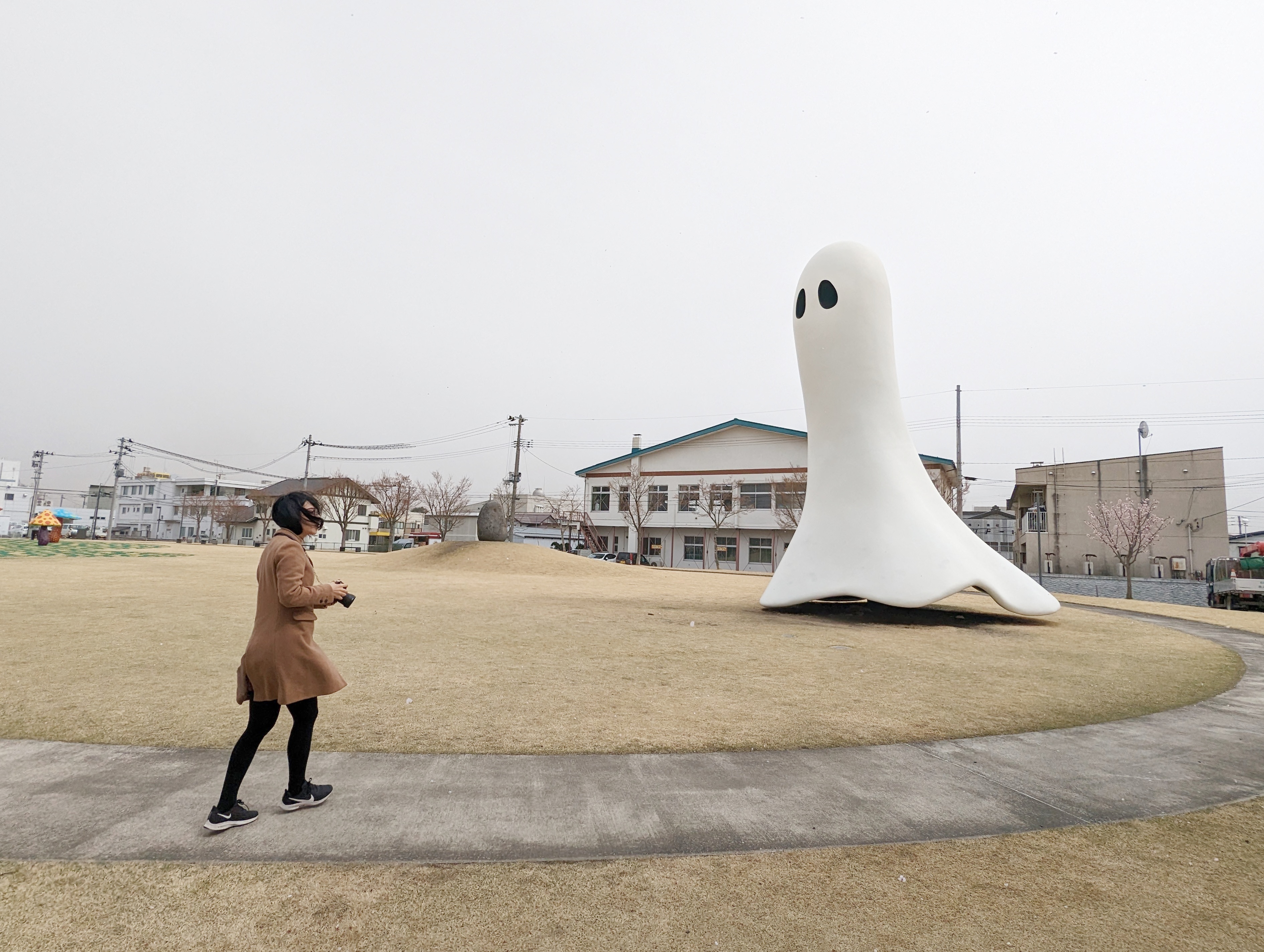 看不清楚的幽靈不小心透露了形狀。（德國藝術家英格斯‧伊第（Inges Idee）作品《Ghost》）
