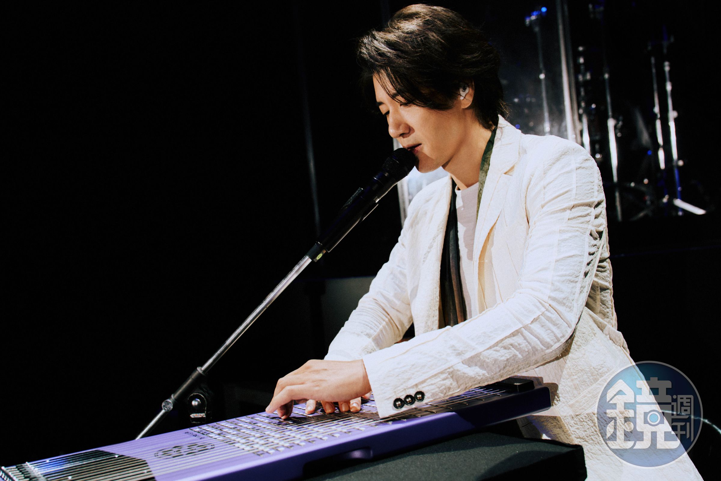 王力宏特別用全新的樂器Harpejji演唱他的兩首新歌。（寬魚國際提供）