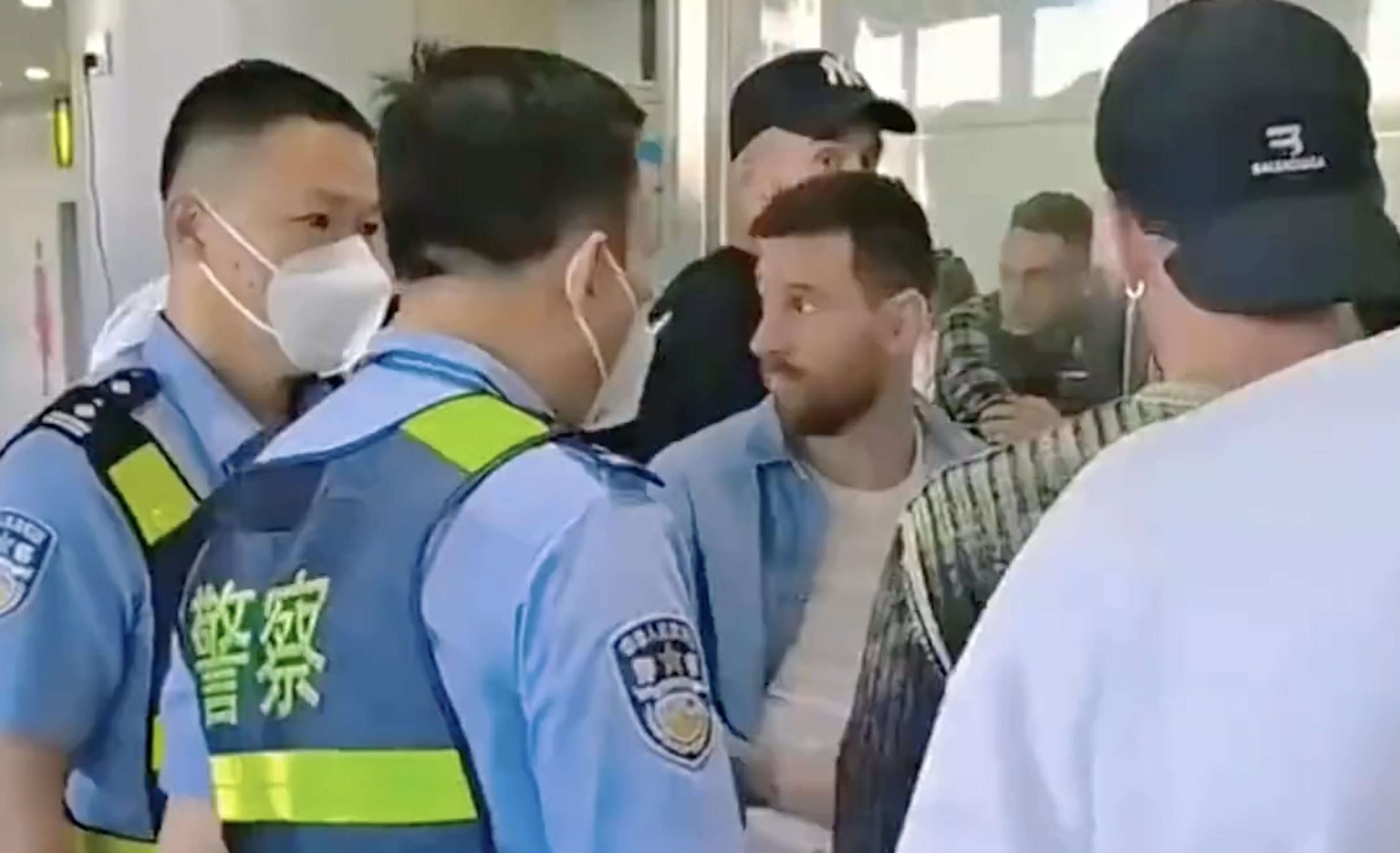 梅西、工作人員與中國海關溝通。（翻攝自推特＠FaktaSepakbola）