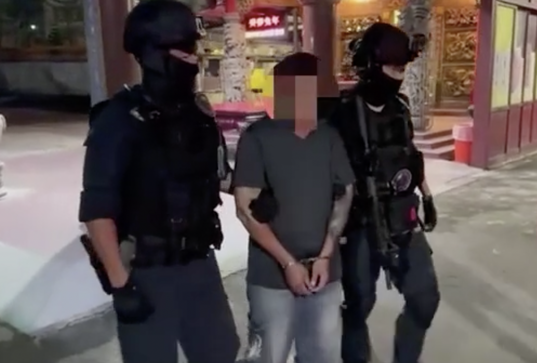 51歲周姓嫌犯，今（11日）晨於林口區一座土地公廟落網。（翻攝自記者爆料網）