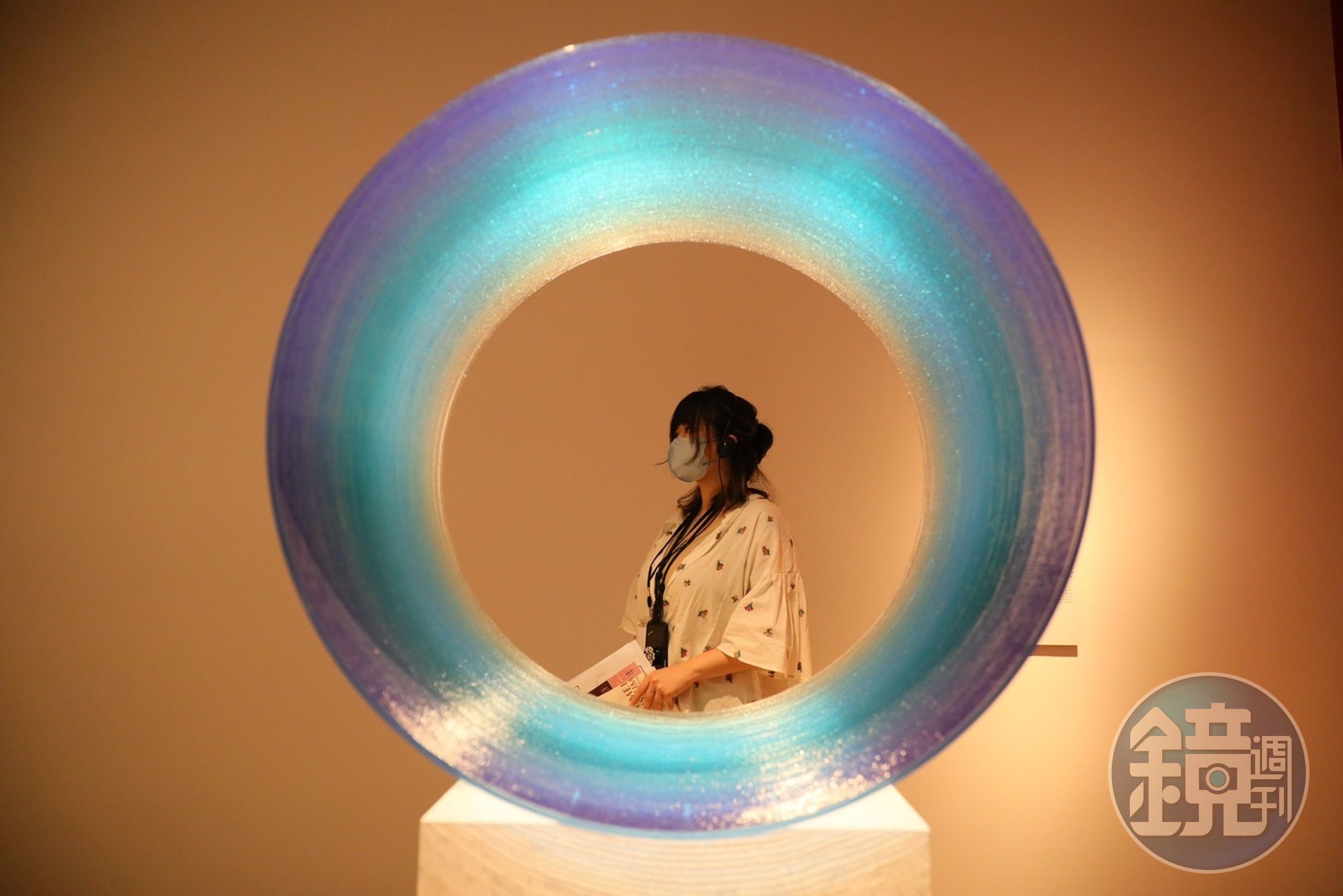 石川美奈子一絲一絲繪譜而成的作品，會透過不同角度、光線而看出變化。