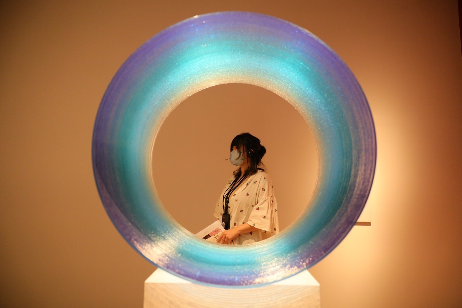 石川美奈子一絲一絲繪譜而成的作品，會透過不同角度、光線而看出變化。