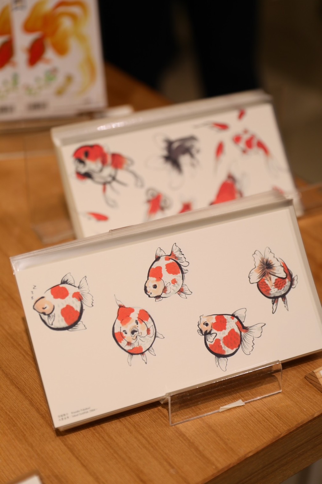 金魚畫師深堀隆介的作品也印製成了討喜的明信片，於展場外的紀念品區販售。