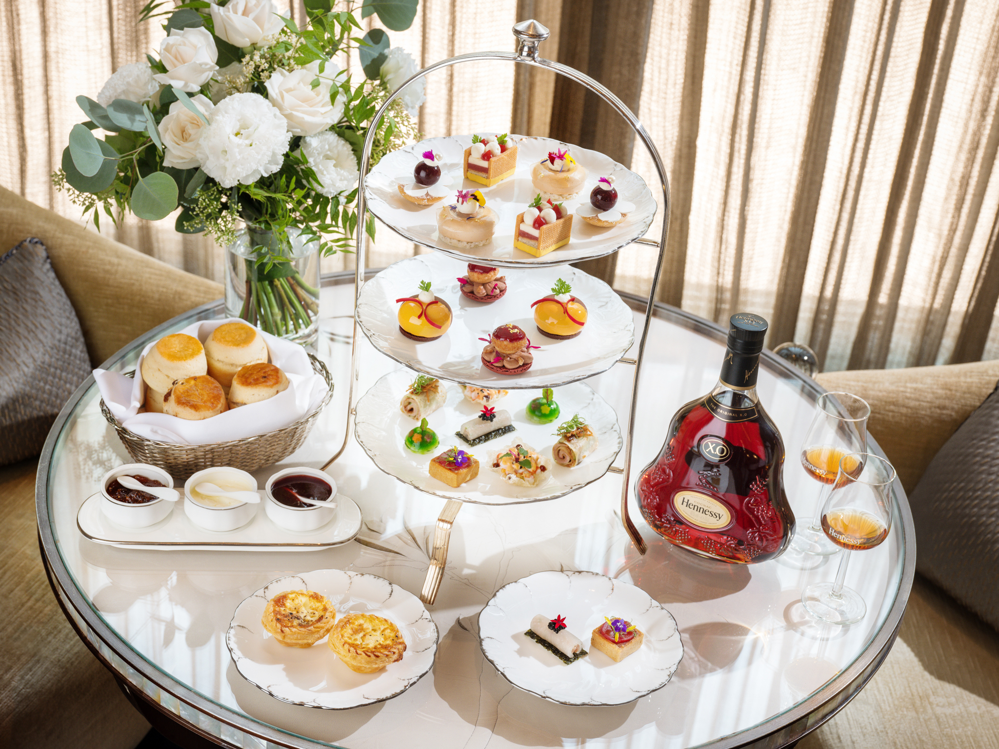 台北文華東方酒店攜手軒尼詩攜手推出期間限定聯名下午茶。（台北文華東方提供）